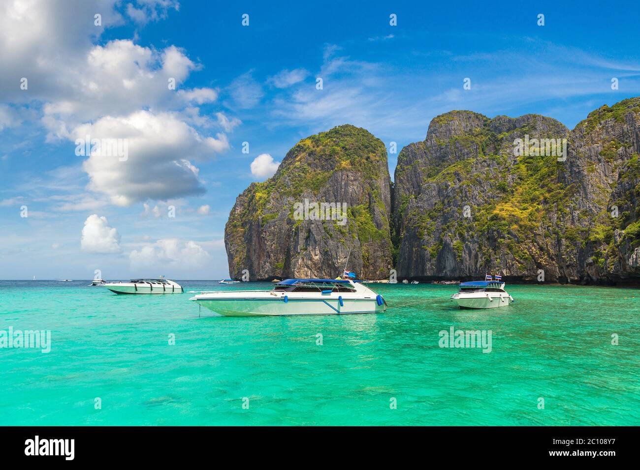 Bahía Maya en la isla Koh Phi Phi Leh, Tailandia en un día de verano Foto de stock