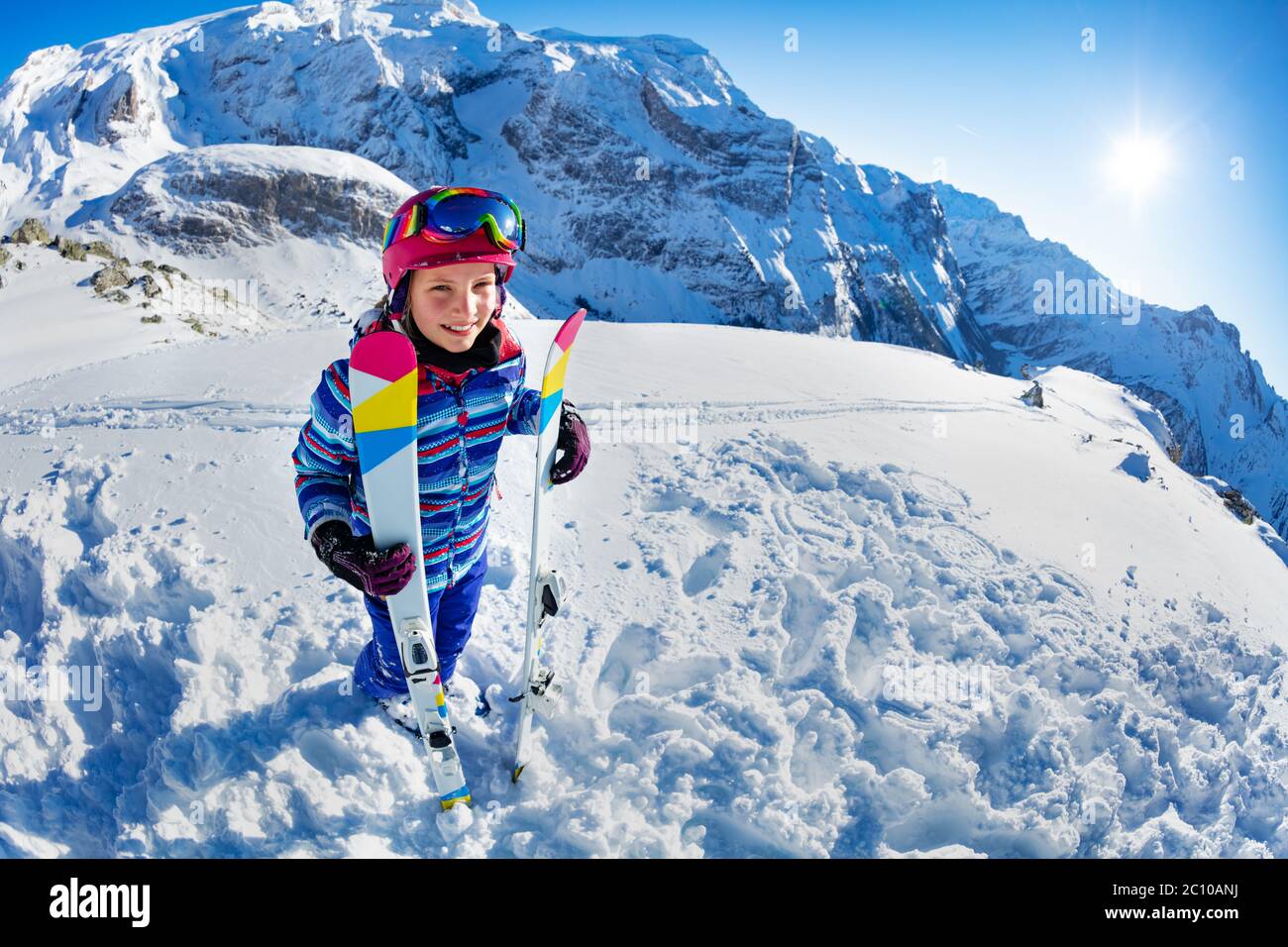 Hombre con gafas de esquí de nieve ropa de invierno, esquí Fotografía de  stock - Alamy