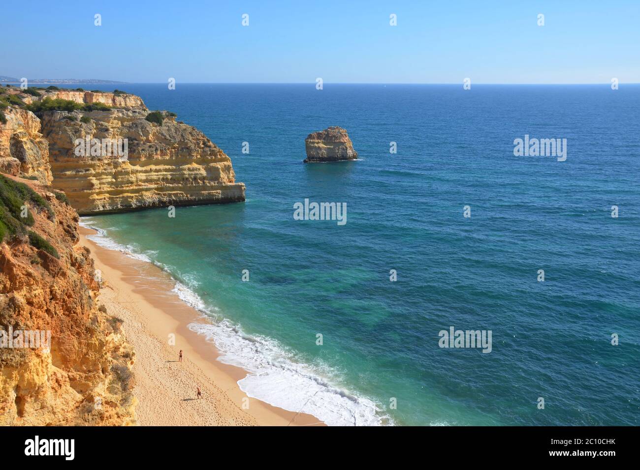 Playa y acantilados, siete valles colgantes ruta, Algarve, Portugal Foto de stock