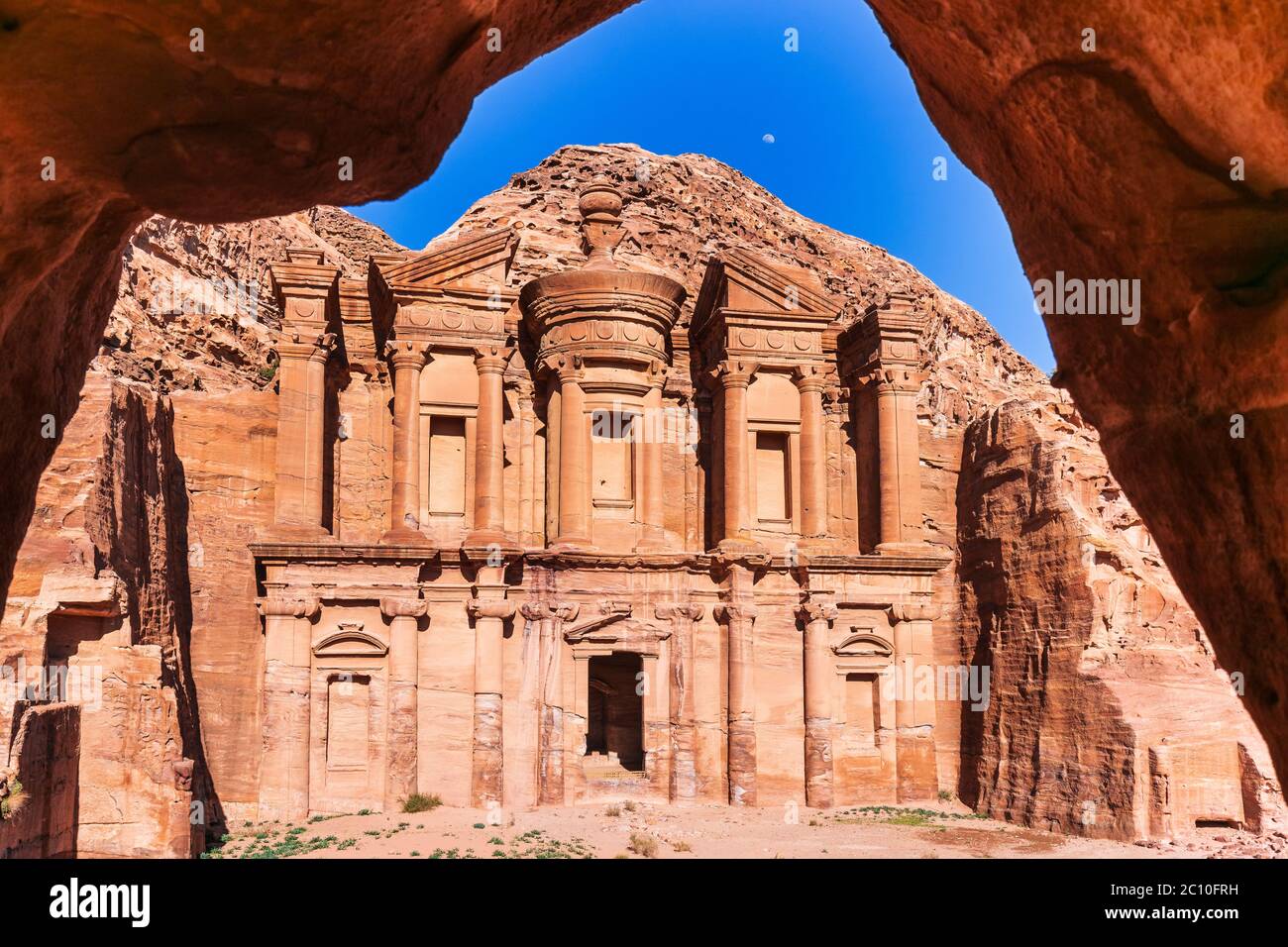 Petra, Jordania. El Deir (el Monasterio) en Petra, la capital del antiguo Reino nabateño. Foto de stock