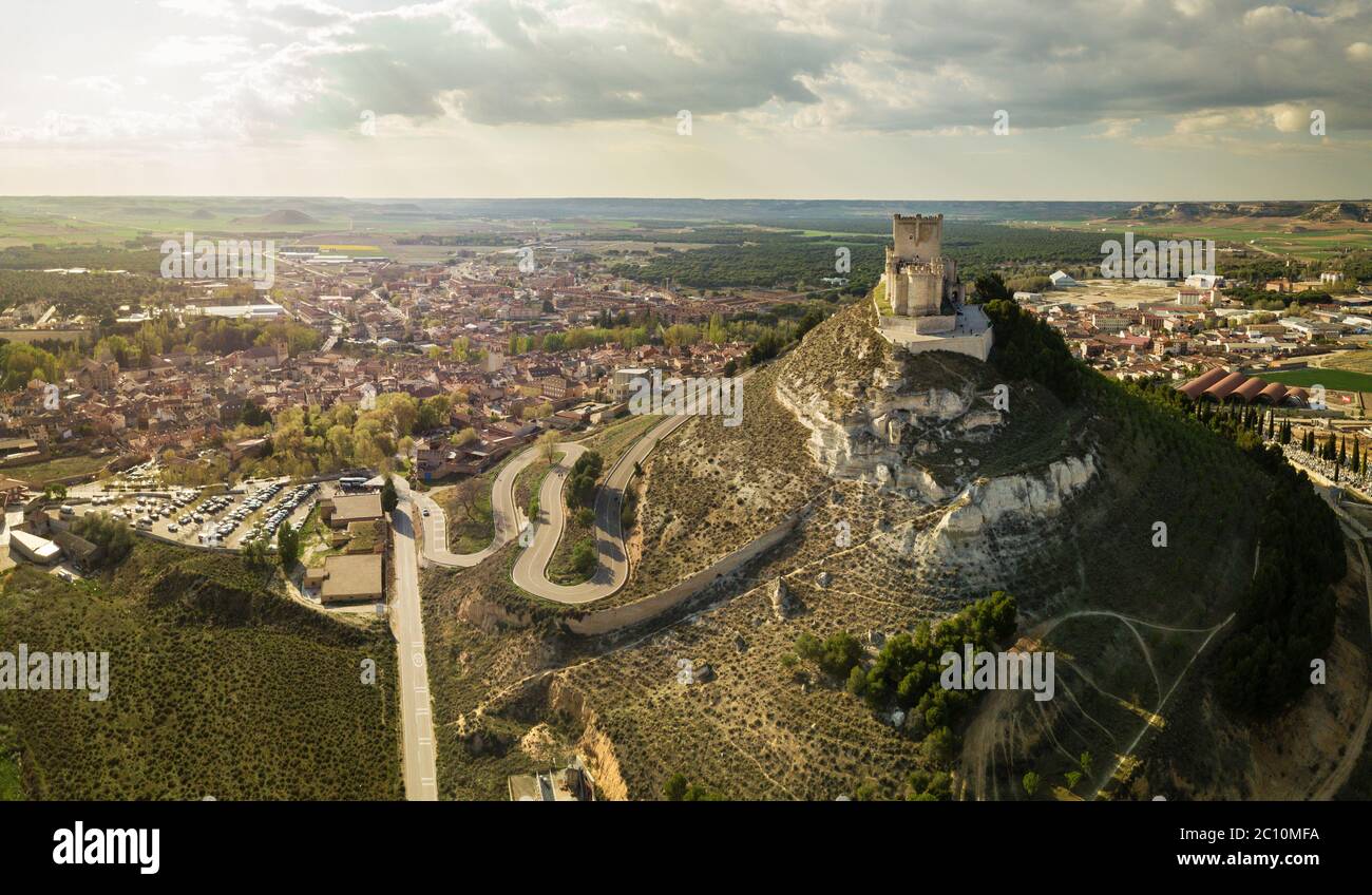 Vista aérea del famoso castillo de Peñafiel en Valladolid al atardecer. Foto de stock