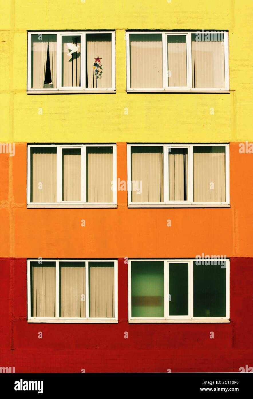 Escuela de coloridas paredes, y seis ventanas con papel appliqu aves  estrellas Fotografía de stock - Alamy