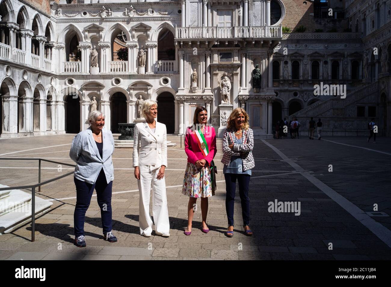 VENECIA, ITALIA - 13 DE JUNIO de 2020: Los turistas visitan el Museo del Palacio Ducal el día de la reapertura después de más de 3 meses de cierre debido a la clausura de Covid-19 el 13 de junio de 2020 en Venecia, Italia. Crédito: Despertando/Alamy Live News Foto de stock