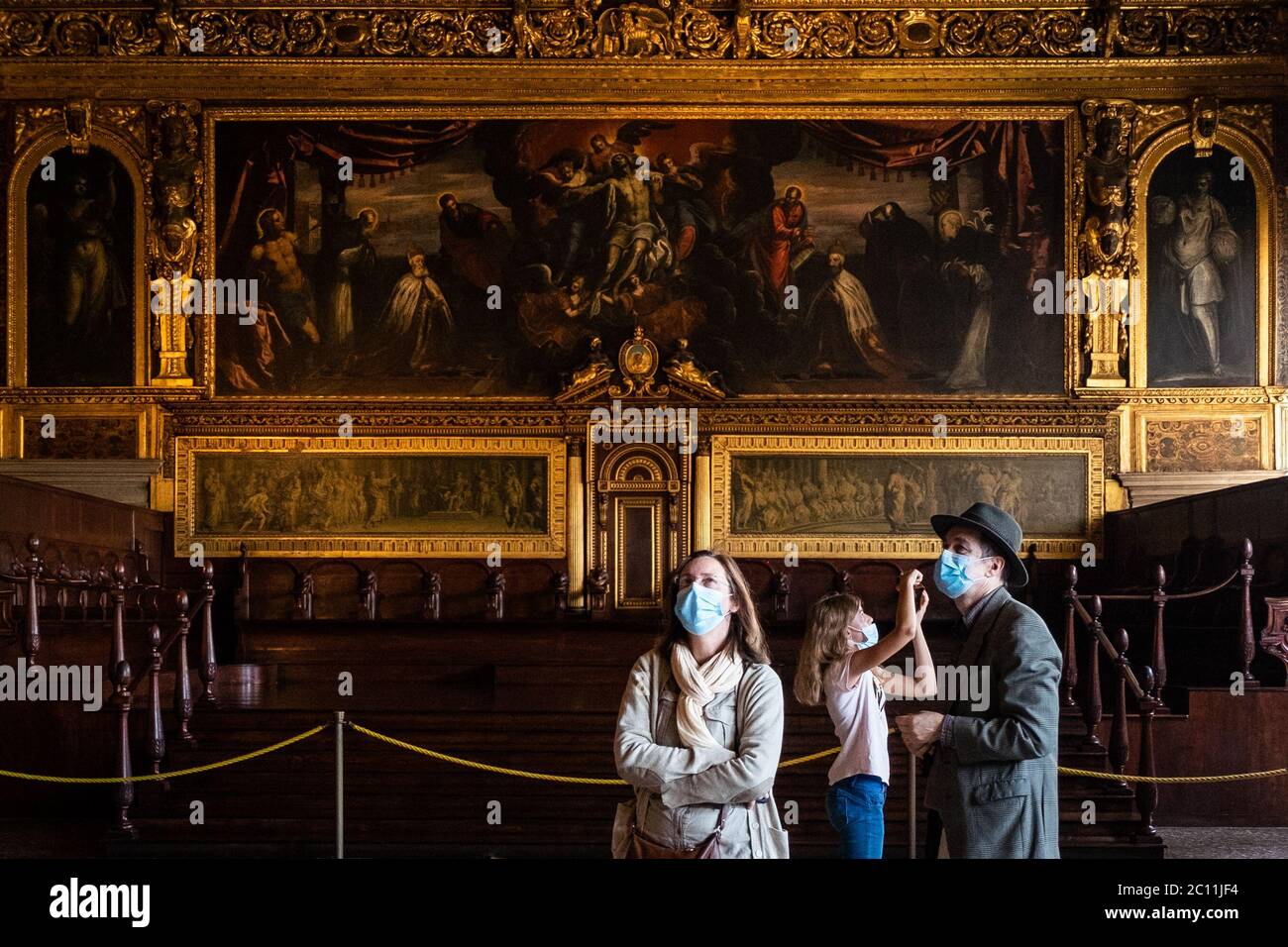 VENECIA, ITALIA - 13 DE JUNIO de 2020: Los turistas visitan el Museo del Palacio Ducal el día de la reapertura después de más de 3 meses de cierre debido a la clausura de Covid-19 el 13 de junio de 2020 en Venecia, Italia. Crédito: Despertando/Alamy Live News Foto de stock