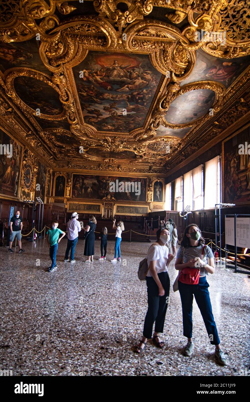 VENECIA, ITALIA - 13 DE JUNIO de 2020: Los turistas visitan el Museo del Palacio Ducal el día de la reapertura después de más de 3 meses de cierre debido a la clausura de Covid-19 el 13 de junio de 2020 en Venecia, Italia. Foto de stock