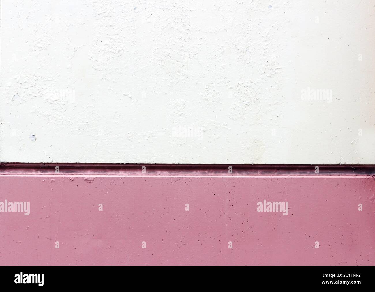 Teja de pared con costura horizontal, pintada en color blanco y rosa. Foto de stock