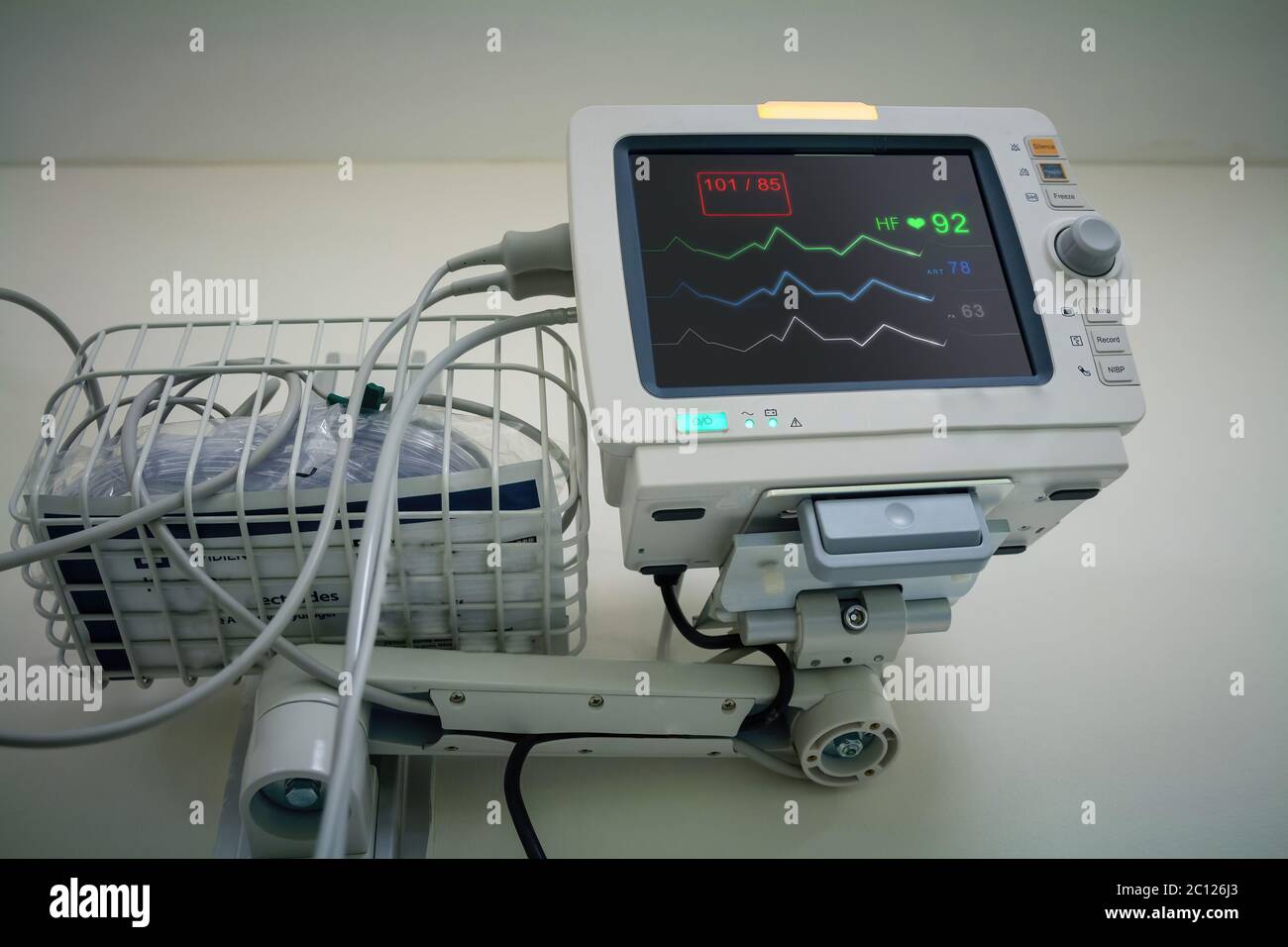Monitor médico dentro de una habitación de paciente en un hospital