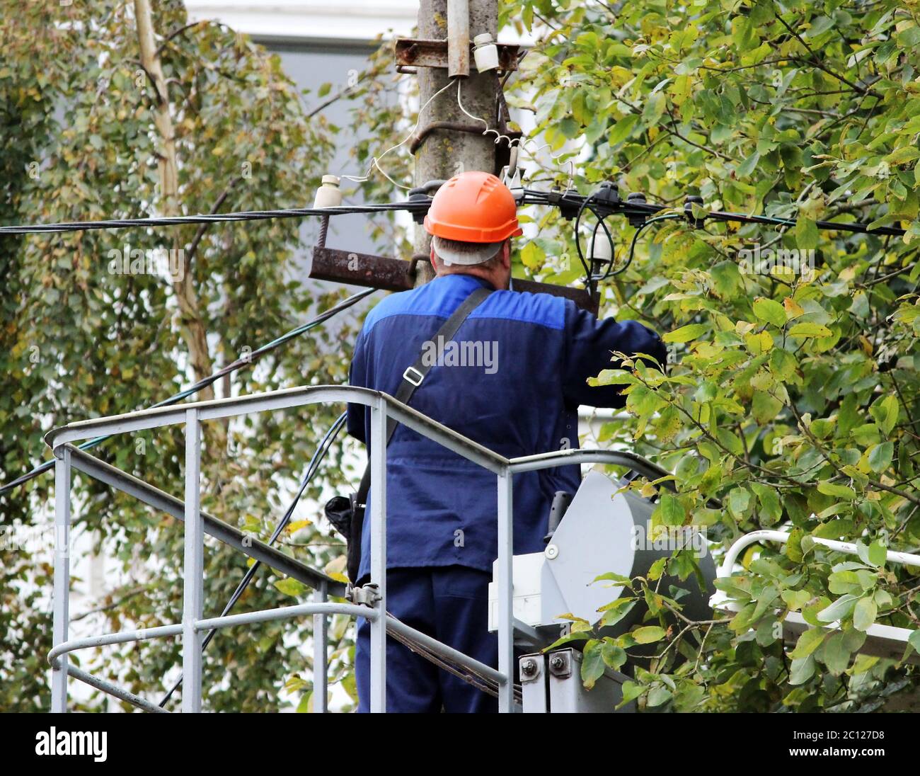 Reparacion de cables electricos fotografías e imágenes de alta