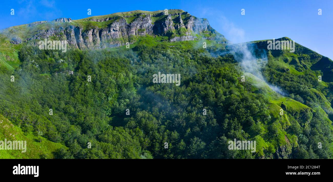 Paisaje primaveral de montañas y prados cerca del Portillo de Lunada en el Valle del Miera, Cantabria, España, Europa Foto de stock