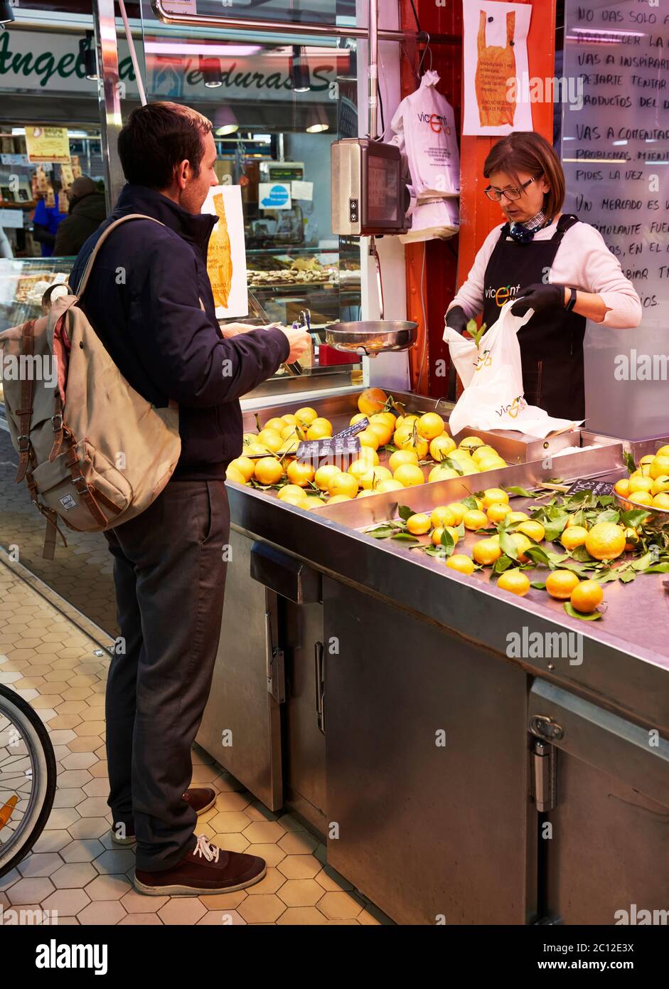 Puesto de venta de cítricos en el mercado Central de Valencia, España. Foto de stock