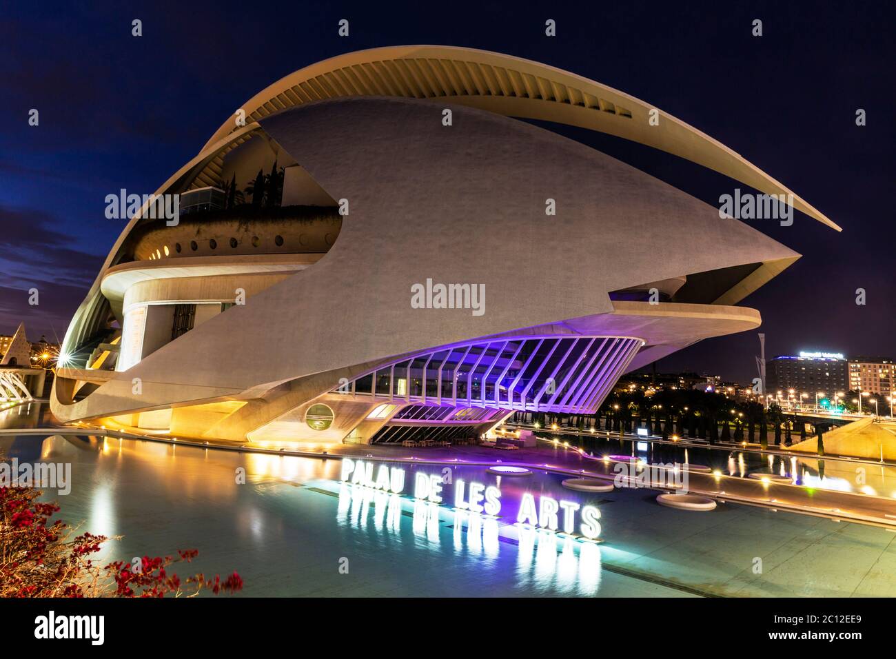 Futurista el Palau de les Arts Reina Sofía, teatro de la ópera y centro cultural, Valencia, España. Foto de stock