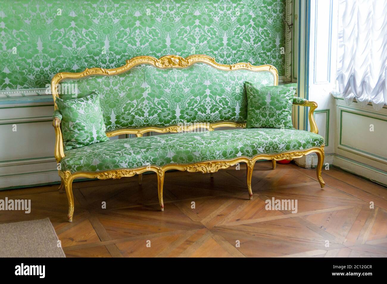 Details 100 sofá vintage verde