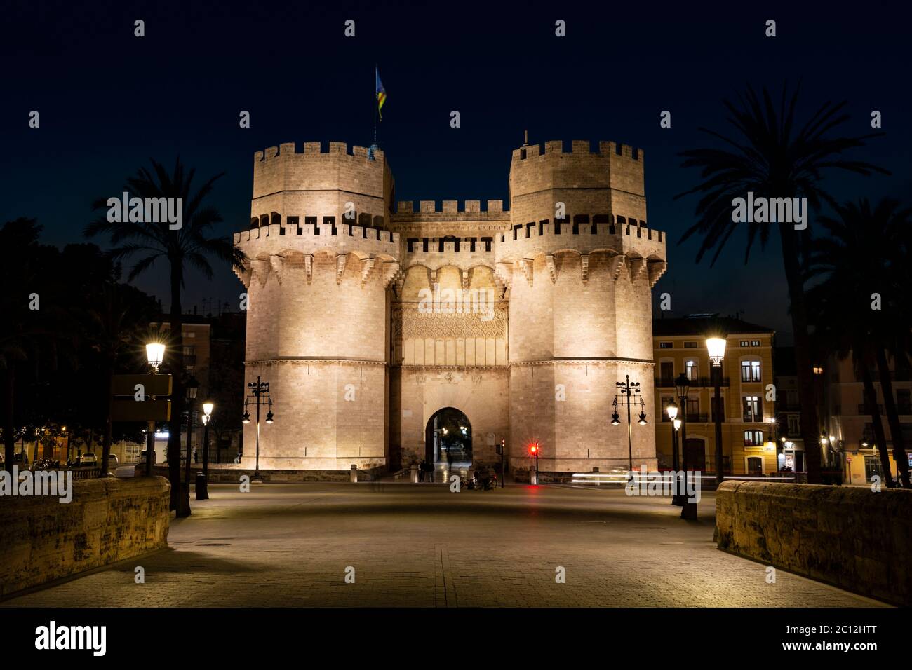 Torres Serrano iluminaron por la noche una de las puertas de la muralla medieval original, Valencia, España. Foto de stock