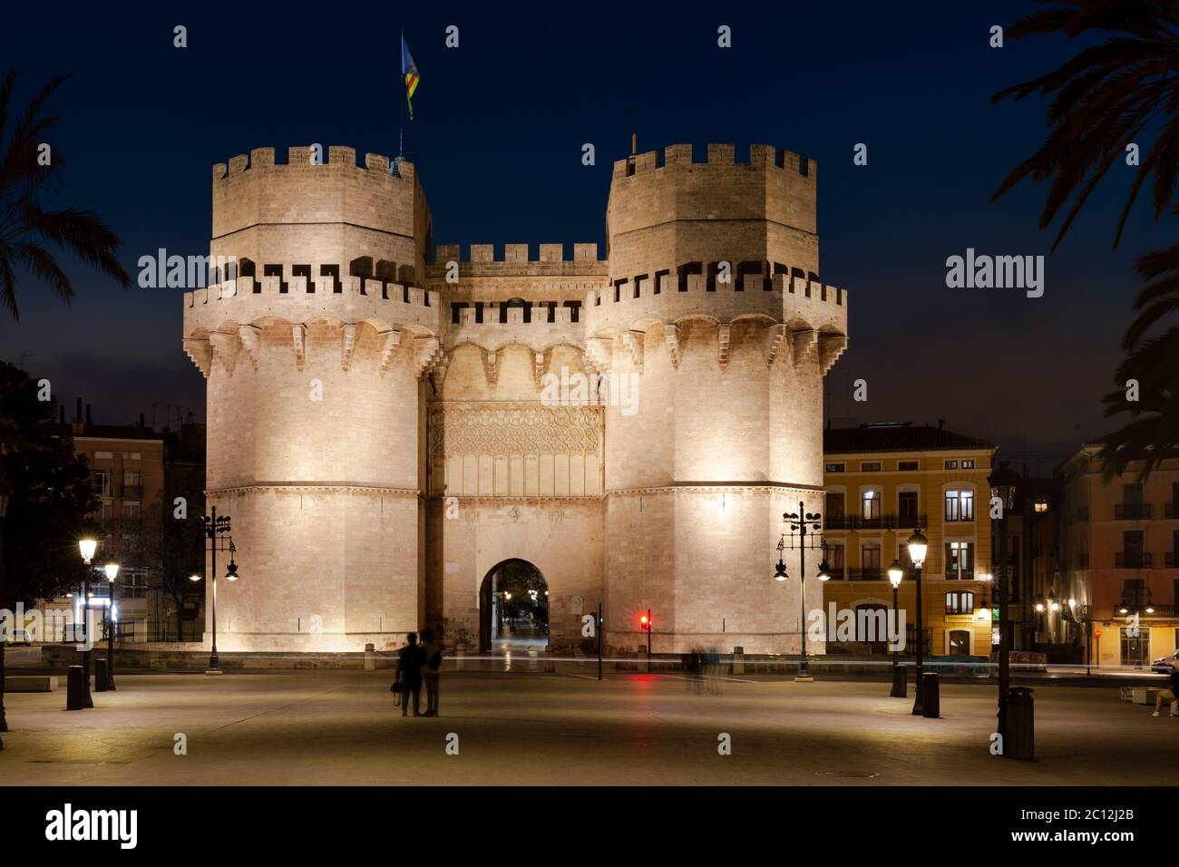 Torres Serrano iluminaron por la noche una de las puertas de la muralla medieval original, Valencia, España. Foto de stock