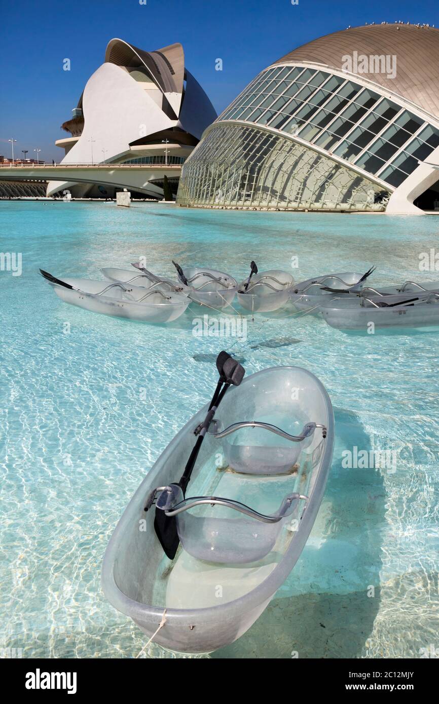 Pequeños barcos de plástico transparente en el parque de la ciencia, Valencia, España. Foto de stock