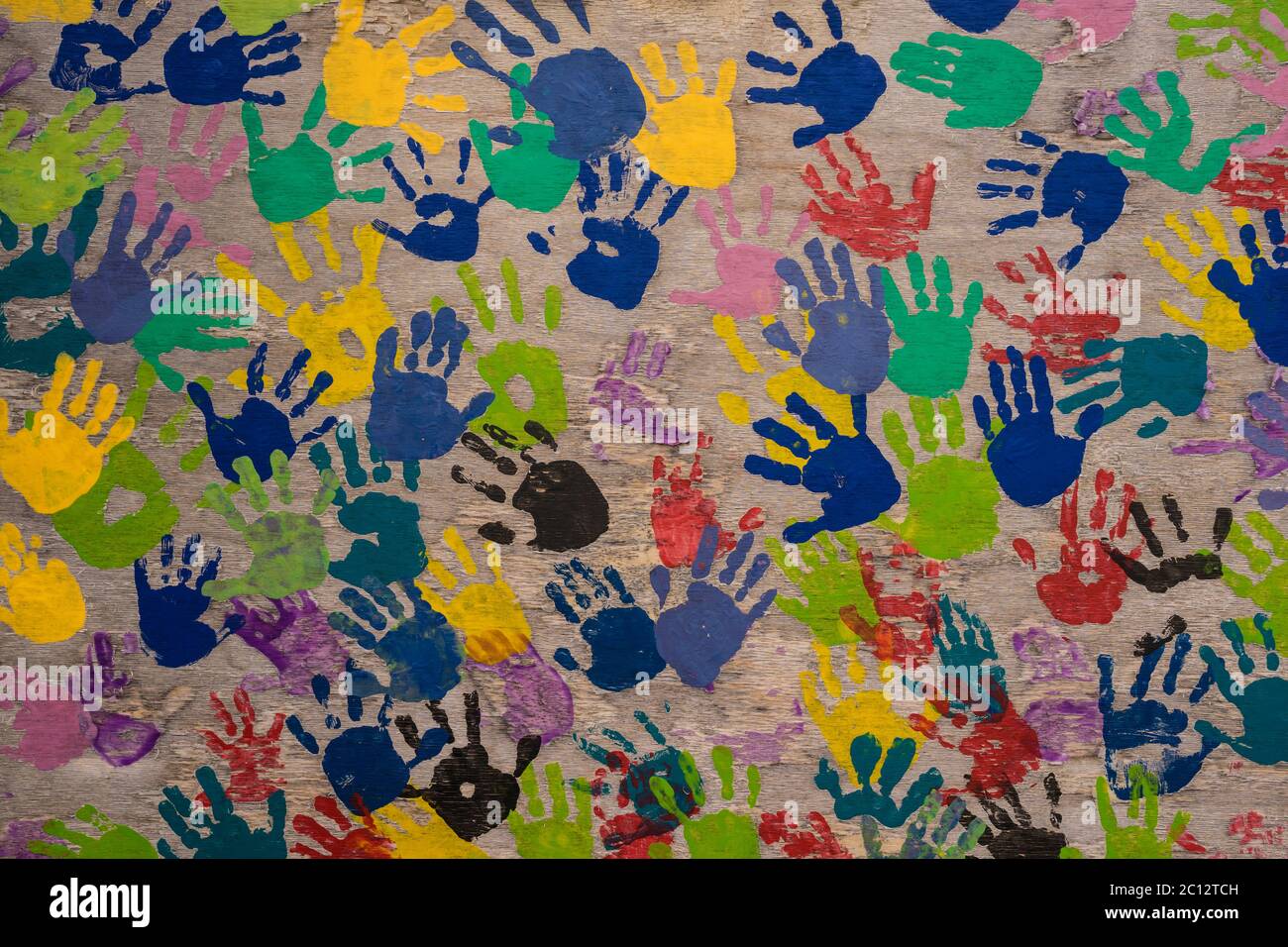 pared de un prescool con manos pintadas Fotografía de stock - Alamy
