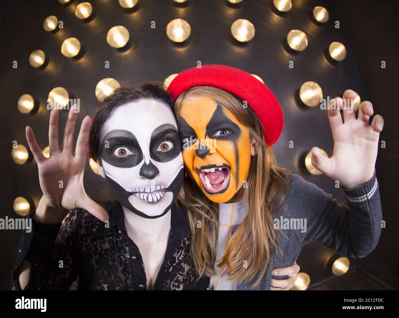 recurso fotografía Escudriñar Mujer y niña con caras pintadas. Tema de Halloween Fotografía de stock -  Alamy