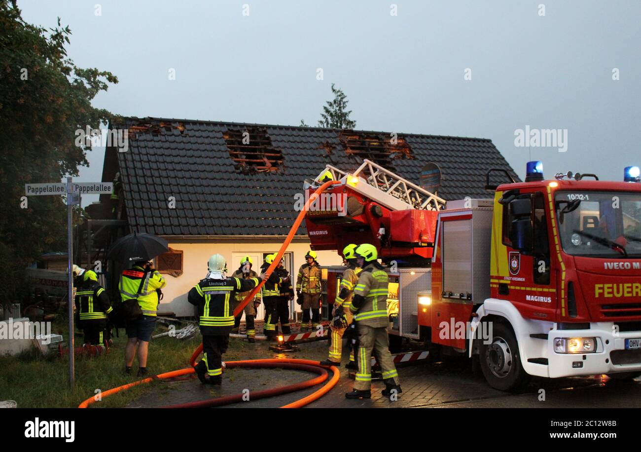 Kremen, Alemania. 13 de junio de 2020. Los bomberos se encuentran frente a una casa en el distrito de Sommerfeld, en Kremen, después de que un rayo golpeara el techo de la casa. Crédito: Christian Pörschmann/dpa/Alamy Live News Foto de stock