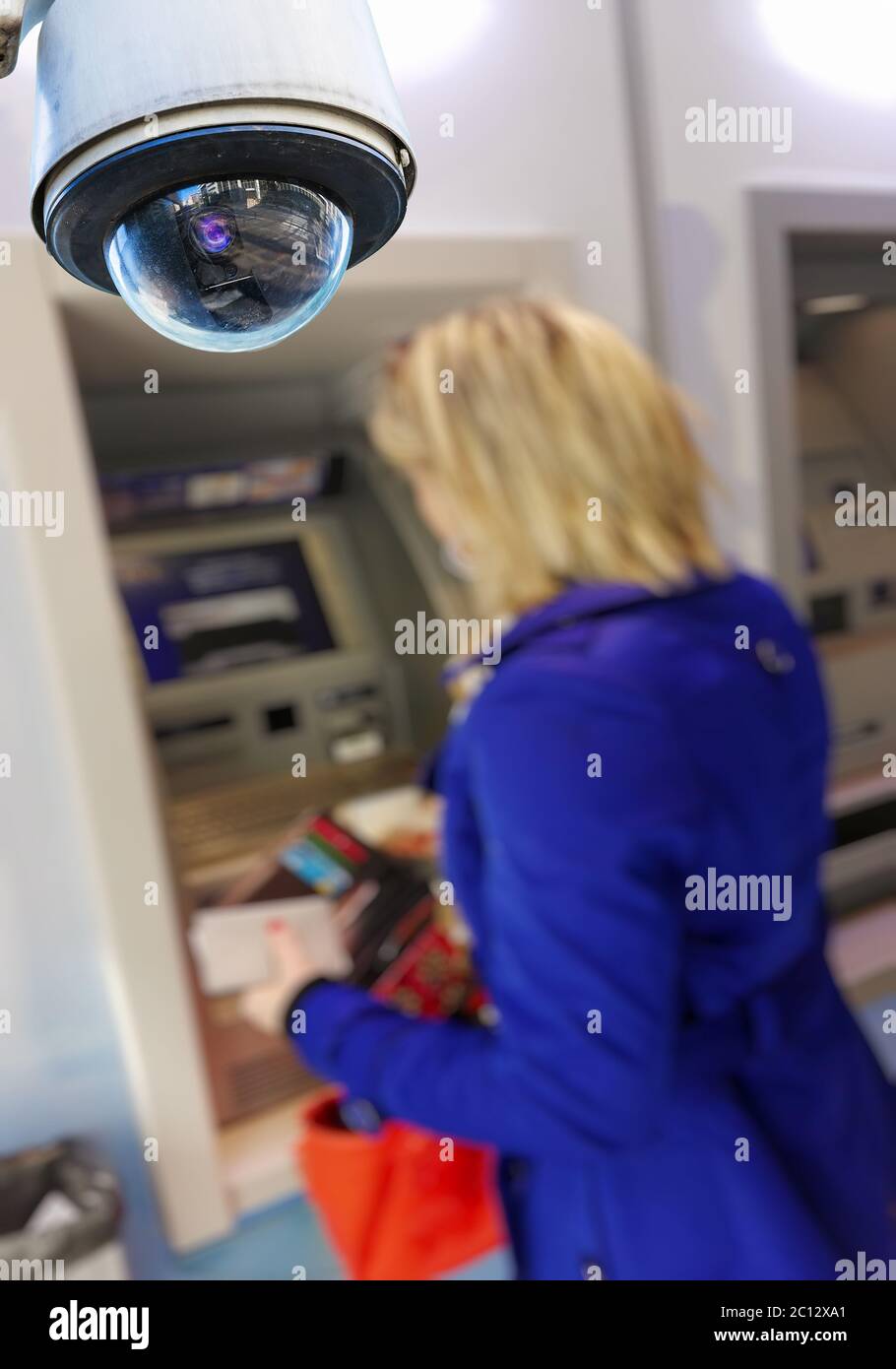 confirmar dolor de cabeza comerciante Cámara CCTV vigilancia cajero automático Fotografía de stock - Alamy