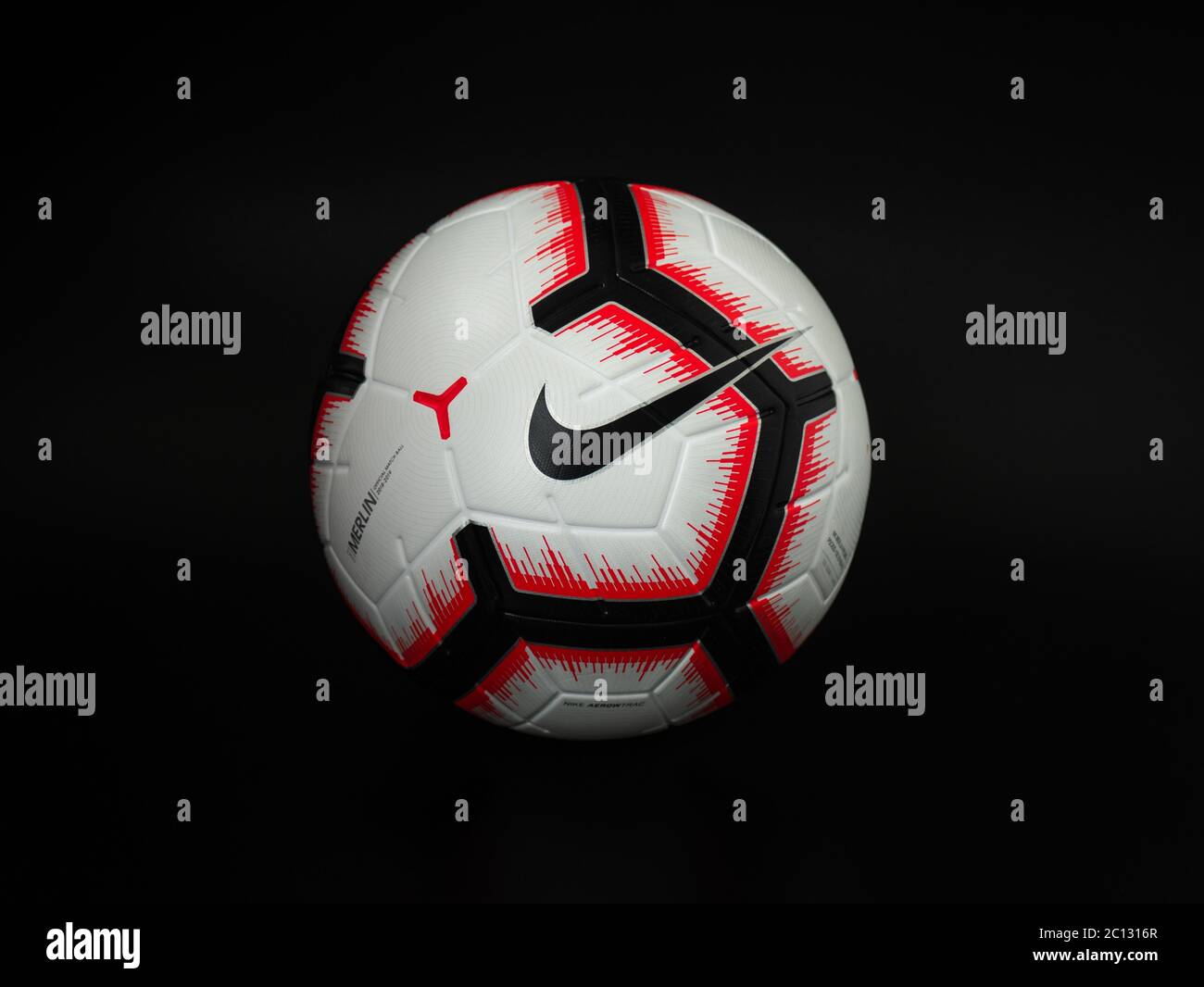 Pelota de fútbol sobre fondo negro, Nike football Fotografía de stock -  Alamy