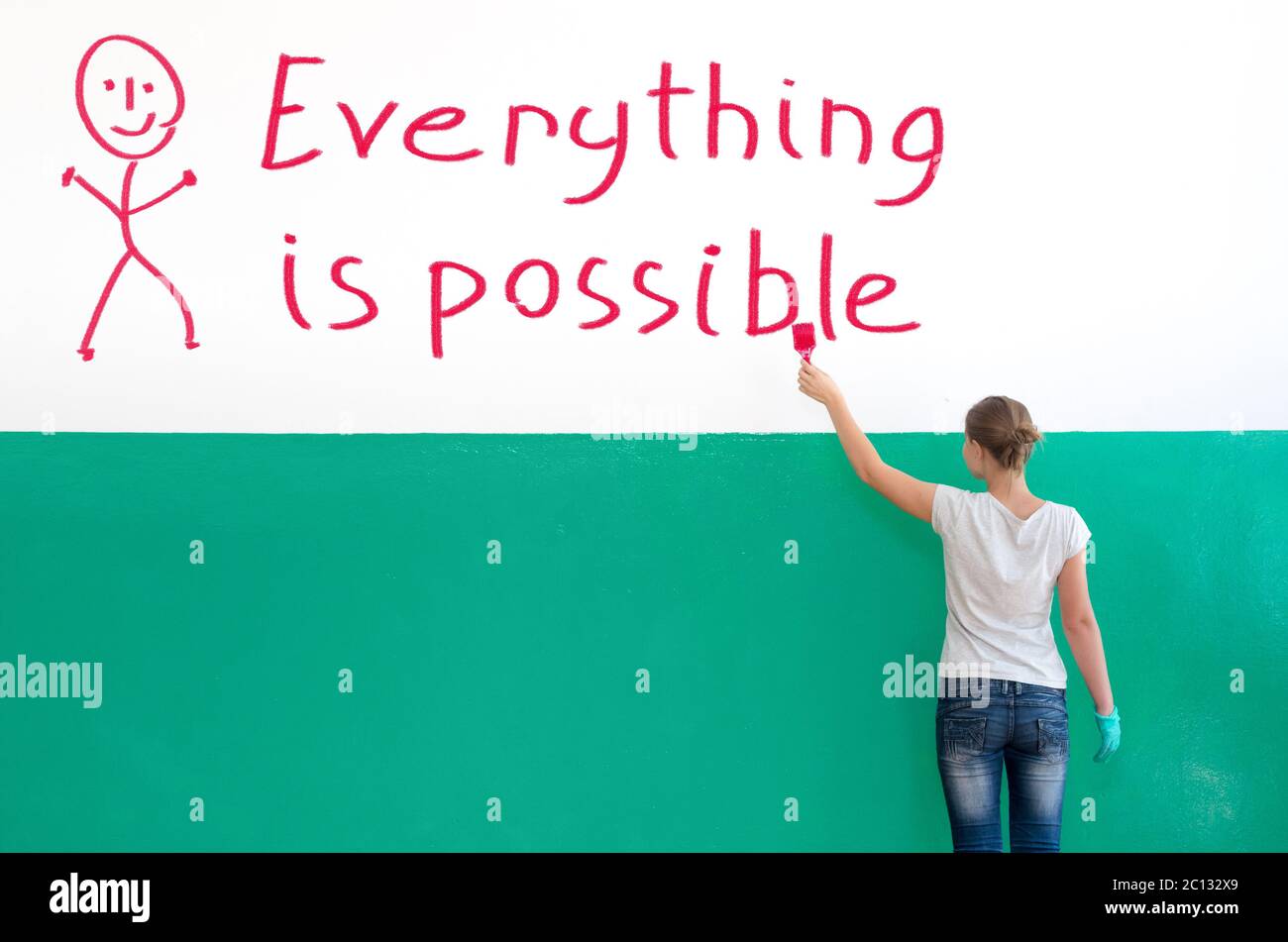 Sobre la pared blanca con pintura escribir todo es posible. Foto de stock