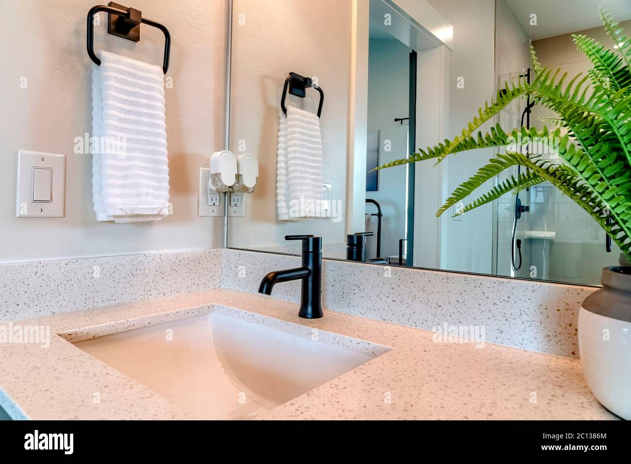El lavabo del baño y el grifo están contra la pared con un enchufe para  toallas y un interruptor de luz Fotografía de stock - Alamy