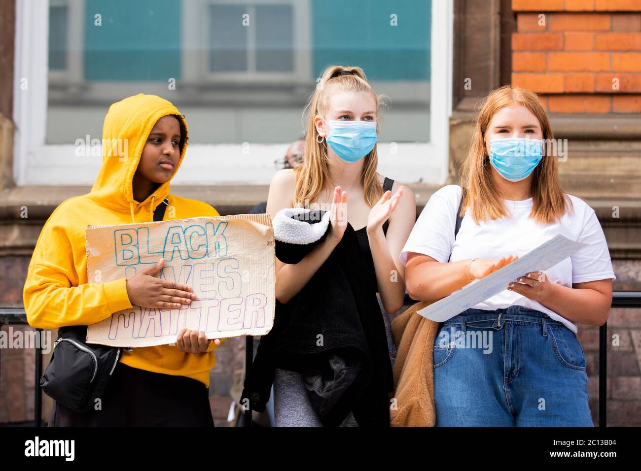 NORTHAMPTON, Reino Unido - 13 DE JUNIO manifestantes pacíficos se reúnen en el centro de Northampton en la demostración de la materia de vidas negras el sábado 13 de junio de 2020. (Crédito: MI Noticias y Deporte / Alamy Live News Foto de stock