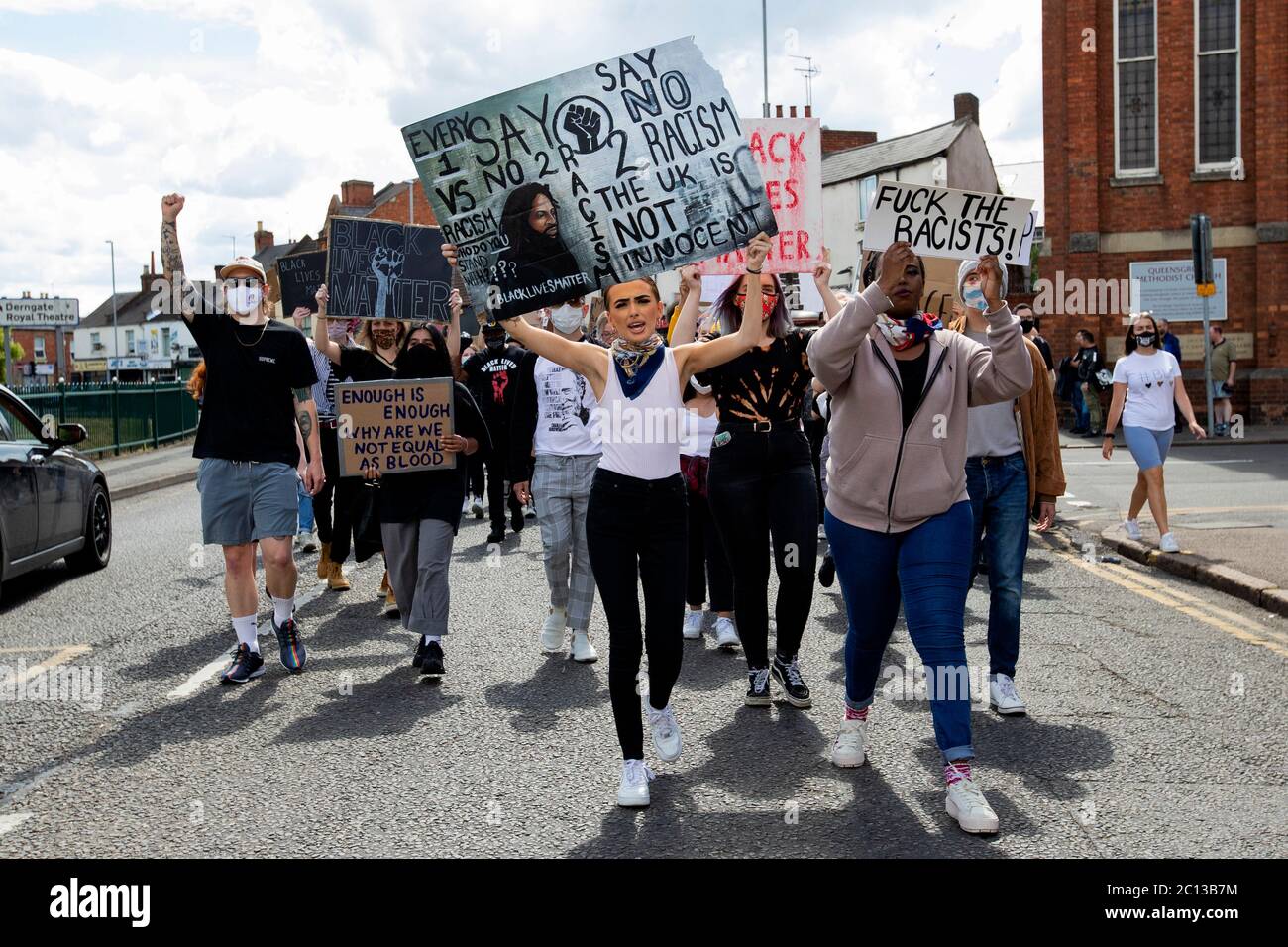 NORTHAMPTON, Reino Unido - 13 DE JUNIO manifestantes pacíficos se reúnen en el centro de Northampton en la demostración de la materia de vidas negras el sábado 13 de junio de 2020. (Crédito: MI Noticias y Deporte / Alamy Live News Foto de stock