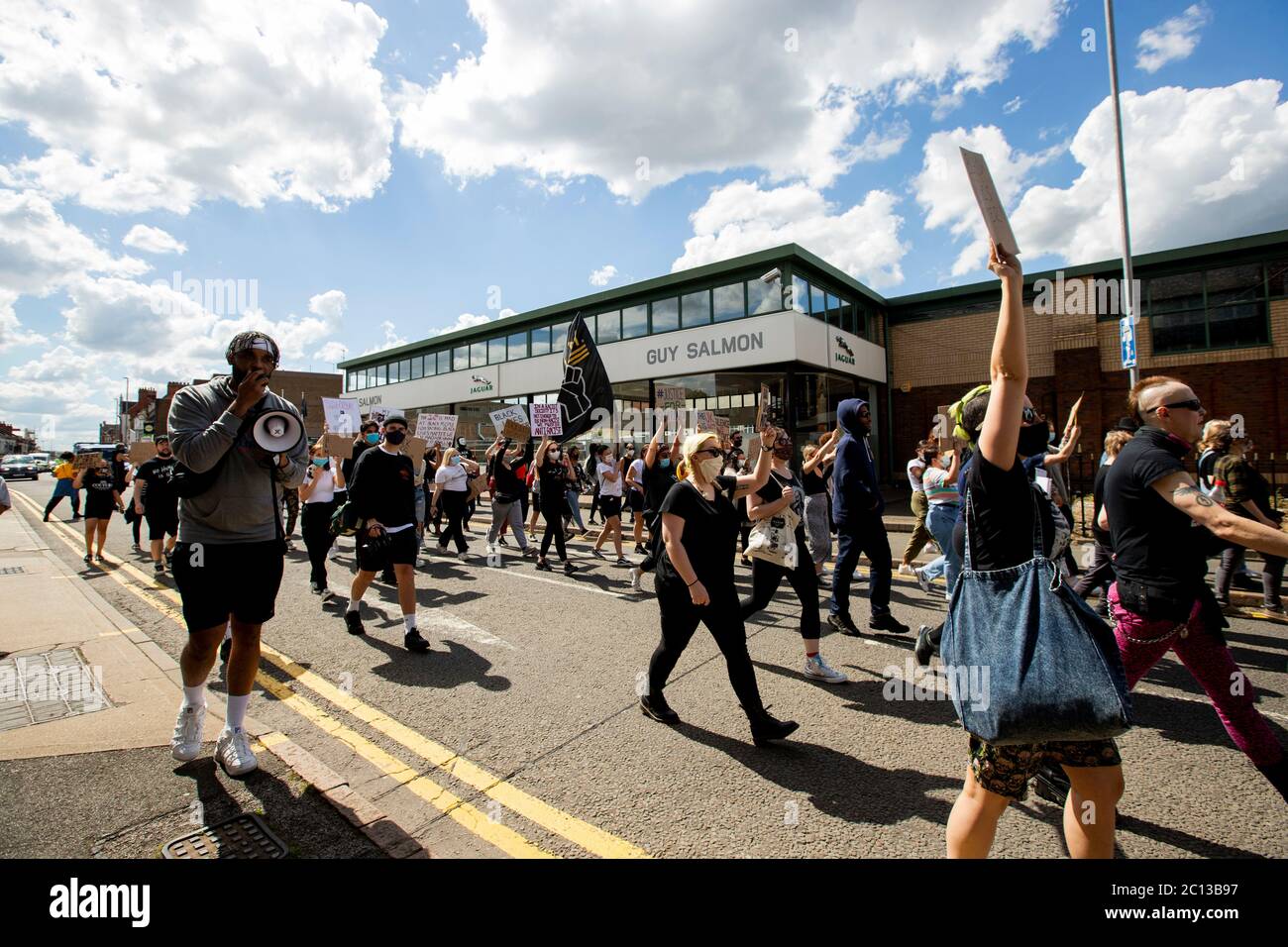 NORTHAMPTON, Reino Unido - 13 DE JUNIO manifestantes pacíficos se reúnen en el centro de Northampton en la demostración de la materia de vidas negras el sábado 13 de junio de 2020. (Crédito: MI Noticias y Deporte / Alamy Live News Foto de stock