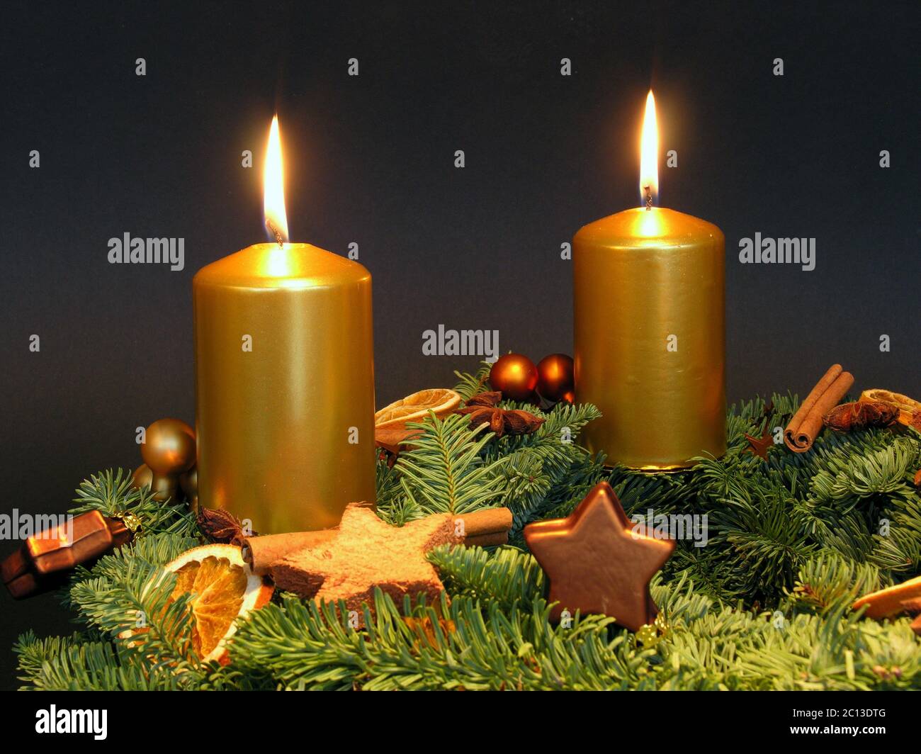 Corona de Adviento con dos velas encendidas Fotografía de stock - Alamy