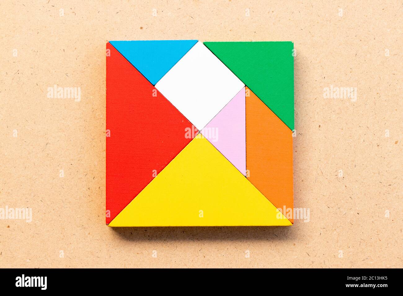 Conciliar estático Cinemática Rompecabezas de color tangram en forma cuadrada sobre suelo de madera  Fotografía de stock - Alamy