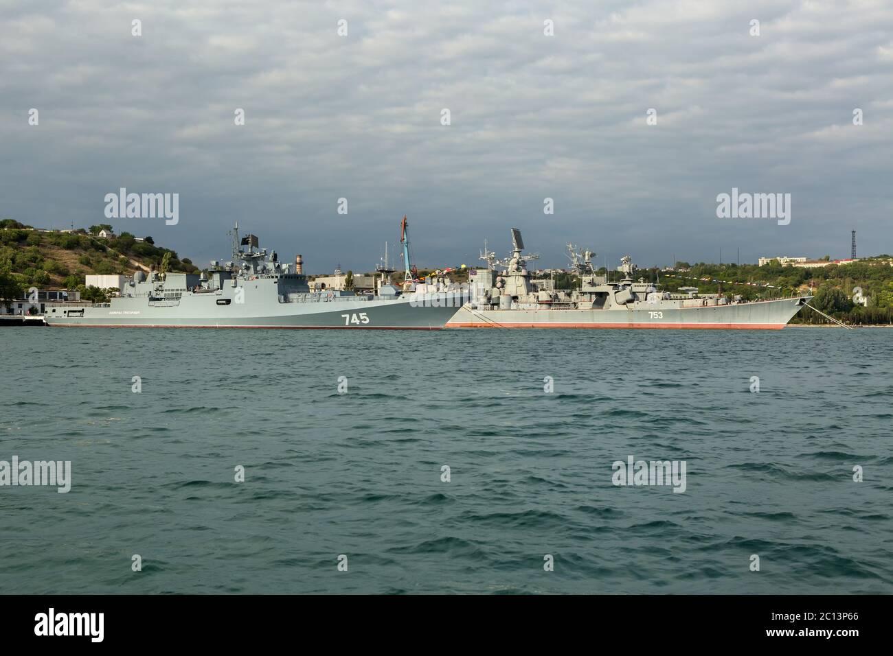 Nuevo buque patrullero Almirante Grigorovich 745 y Kara-class crucero de misiles Kertch 753 Foto de stock