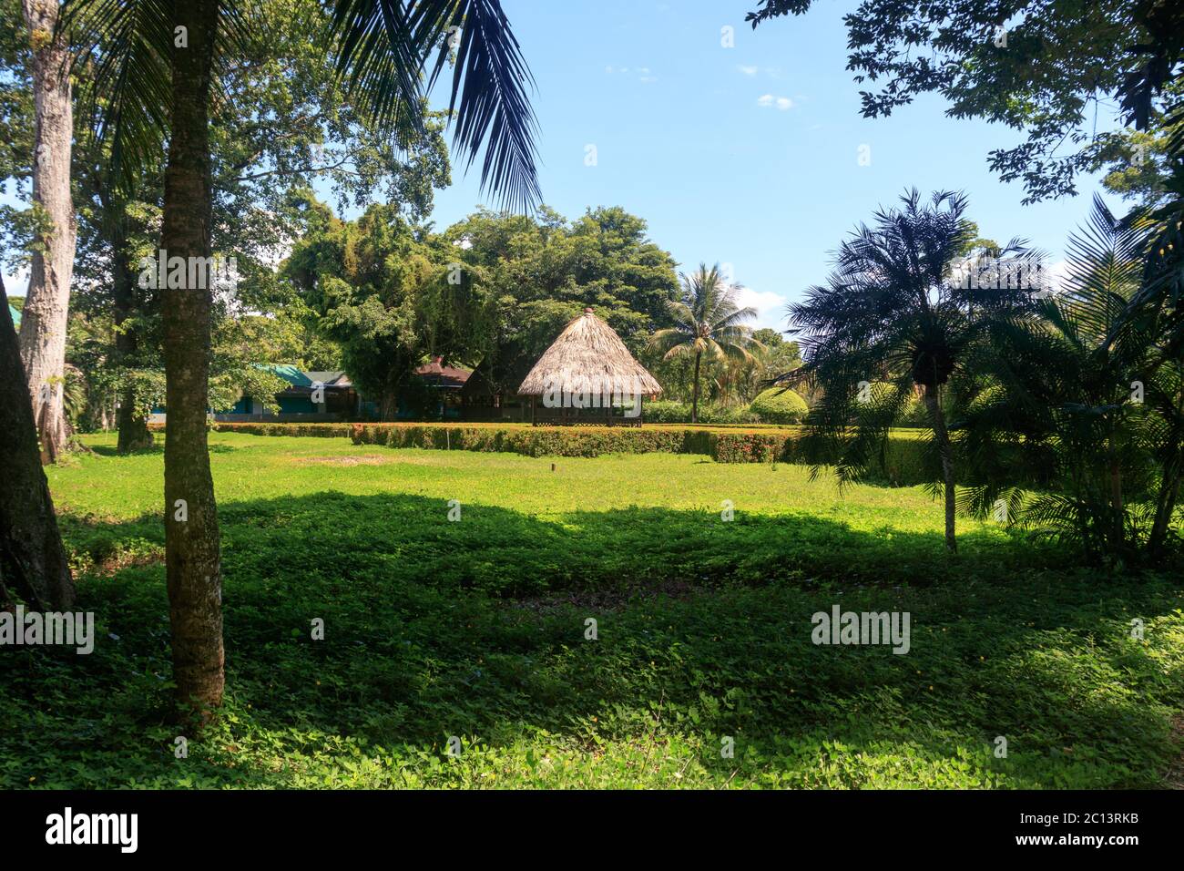 Cabaña en un jardín verde Foto de stock