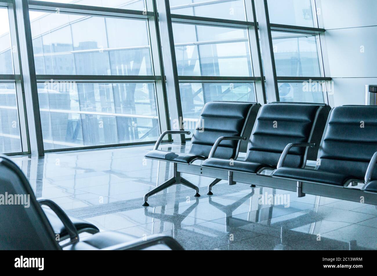 Terminal del aeropuerto vacía sala de espera con sillas Fotografía de stock  - Alamy