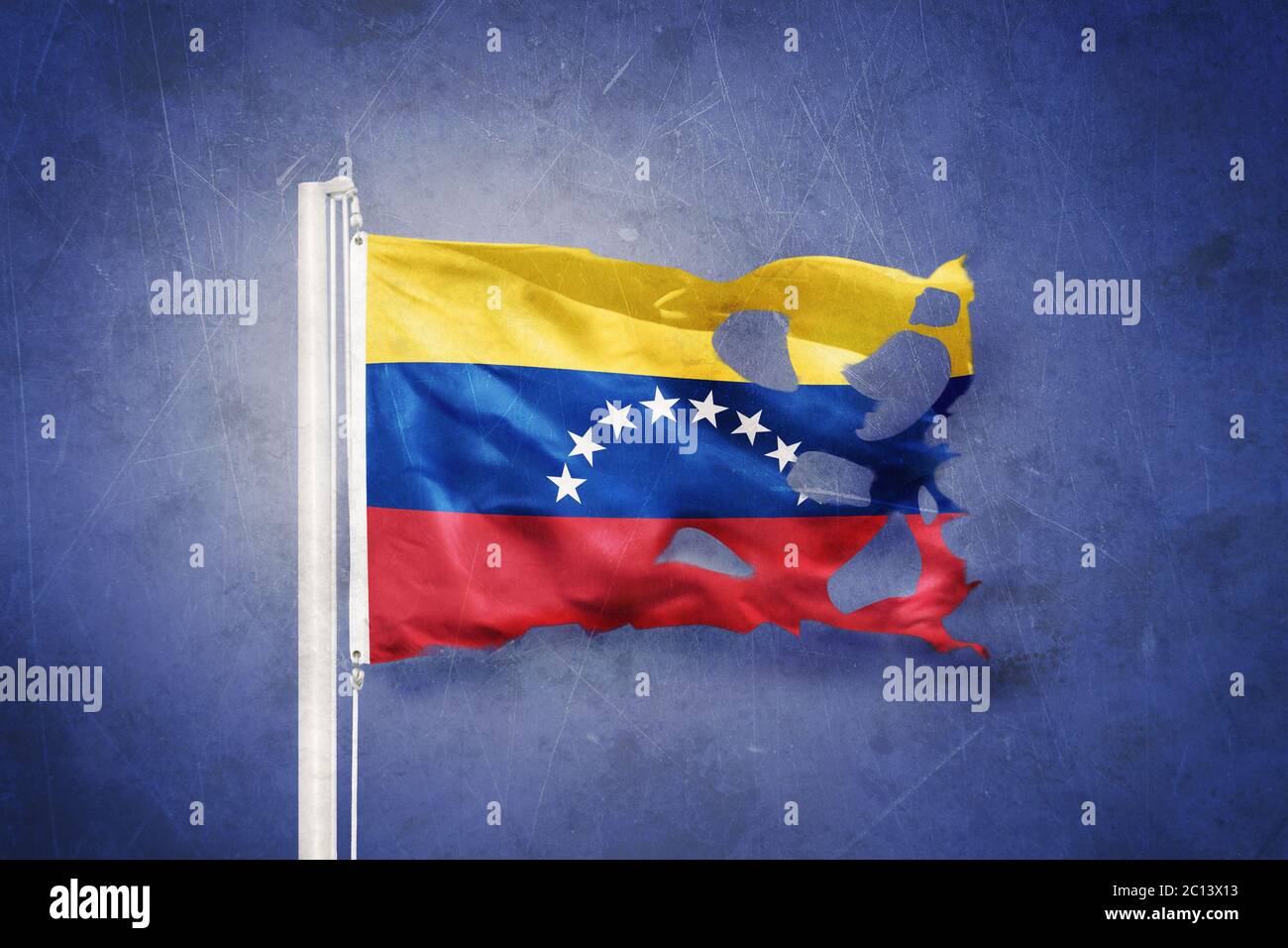 Bandera rota de Venezuela volando contra fondo grunge Foto de stock