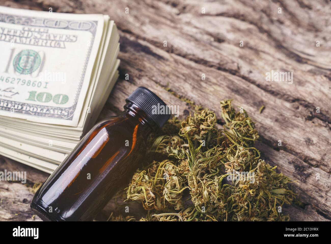 Marihuana medicinal seca con extracto de THC CBD y billete de dólar Foto de stock
