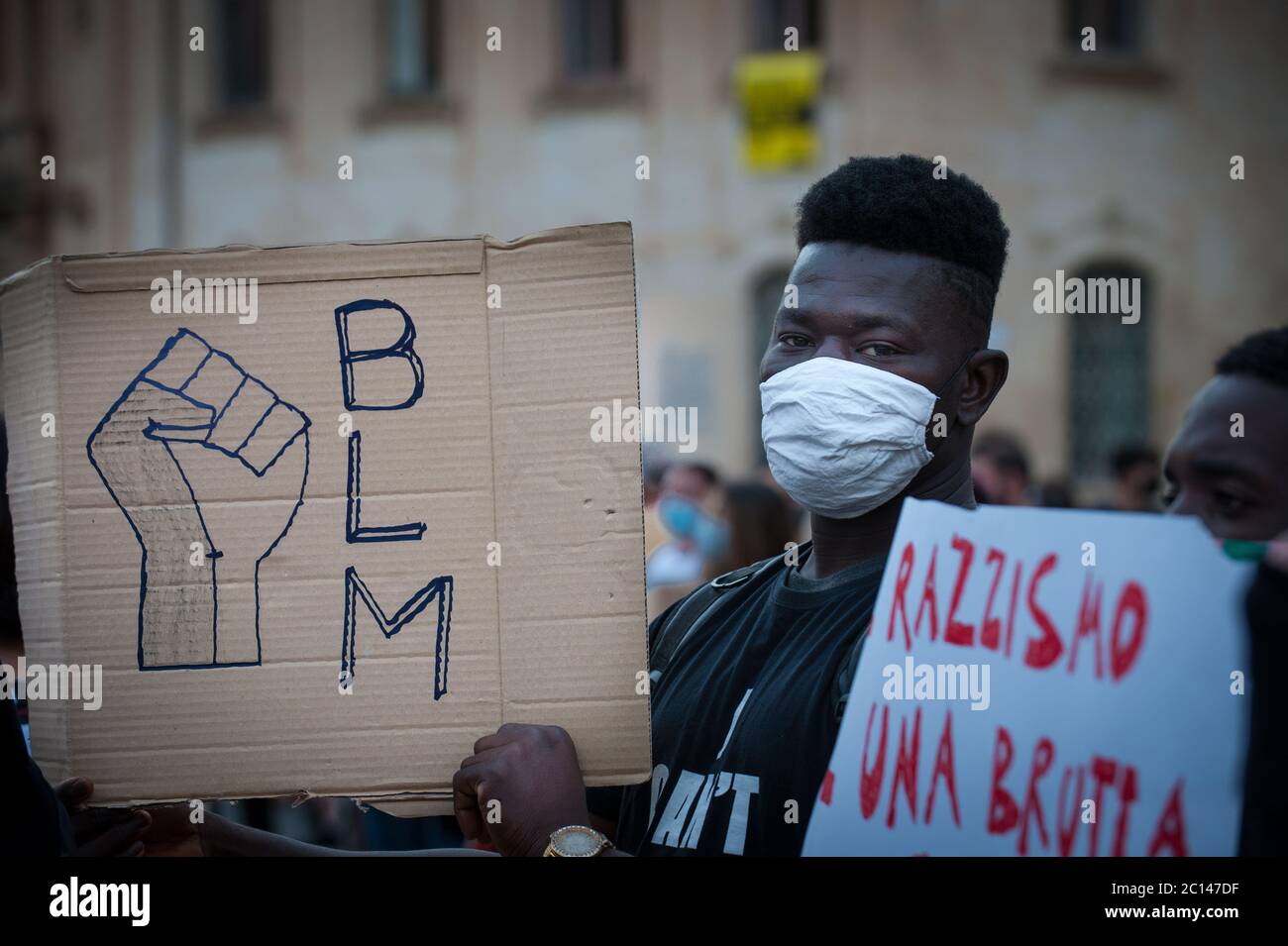 Flash mum contra el racismo en Lecce, Italia: La materia de la vida negra Foto de stock