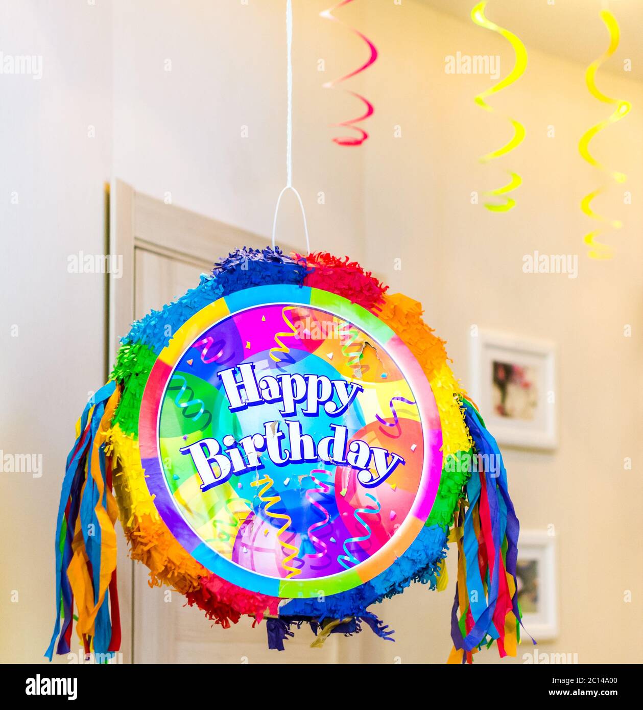 Pinata redonda rota con inscripción Feliz cumpleaños colgando del techo  después de una fiesta de cumpleaños Fotografía de stock - Alamy