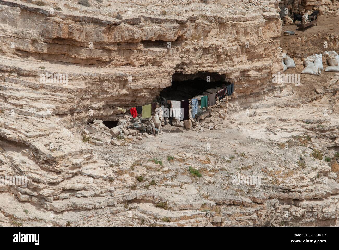 Los beduinos que vivían en cuevas naturales, cerca de Petra, Jordania Foto de stock