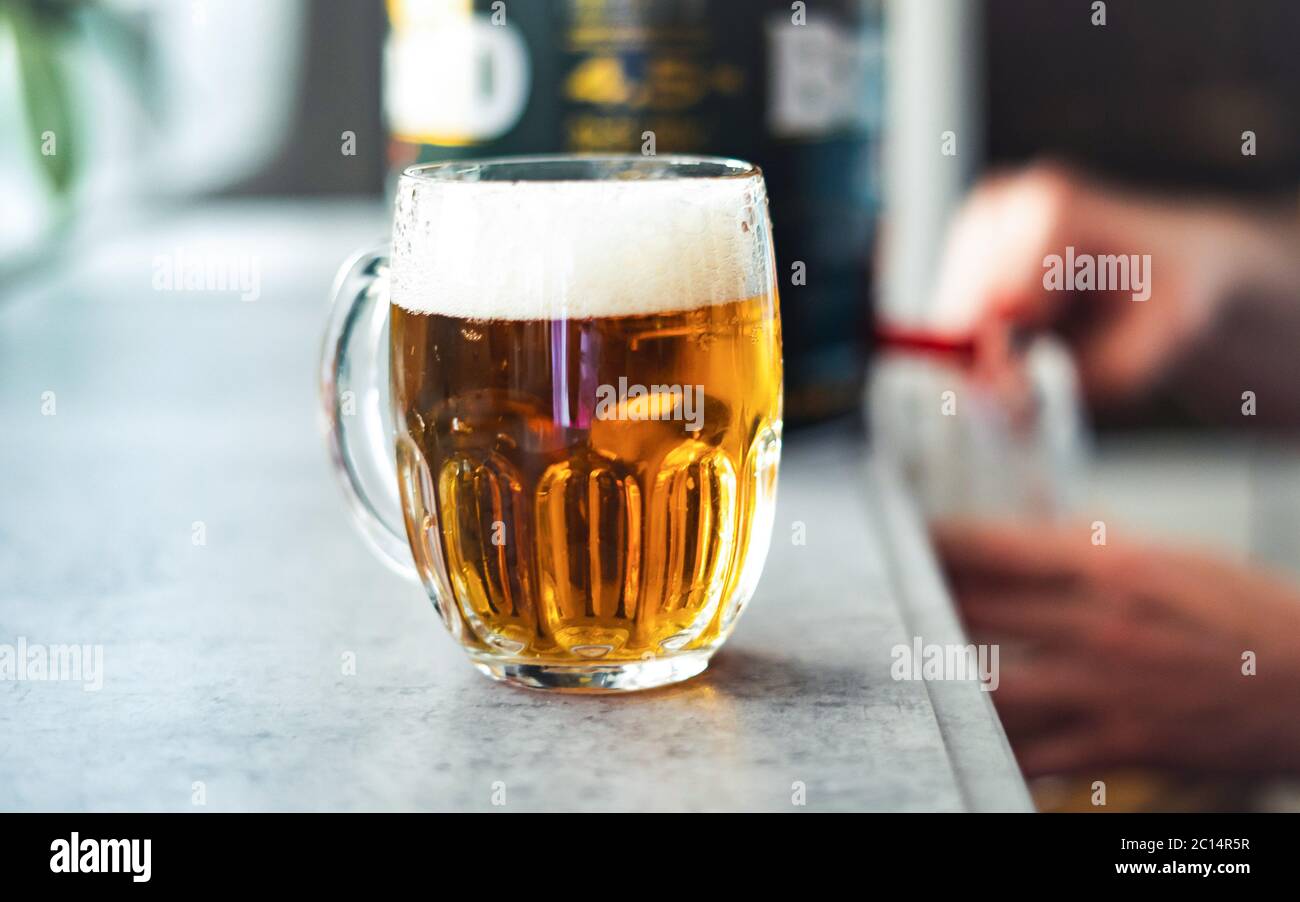 Vaso de cerveza casera en la mesa. Cerveza durante la cuarentena. Detenga el Coronavirus Foto de stock