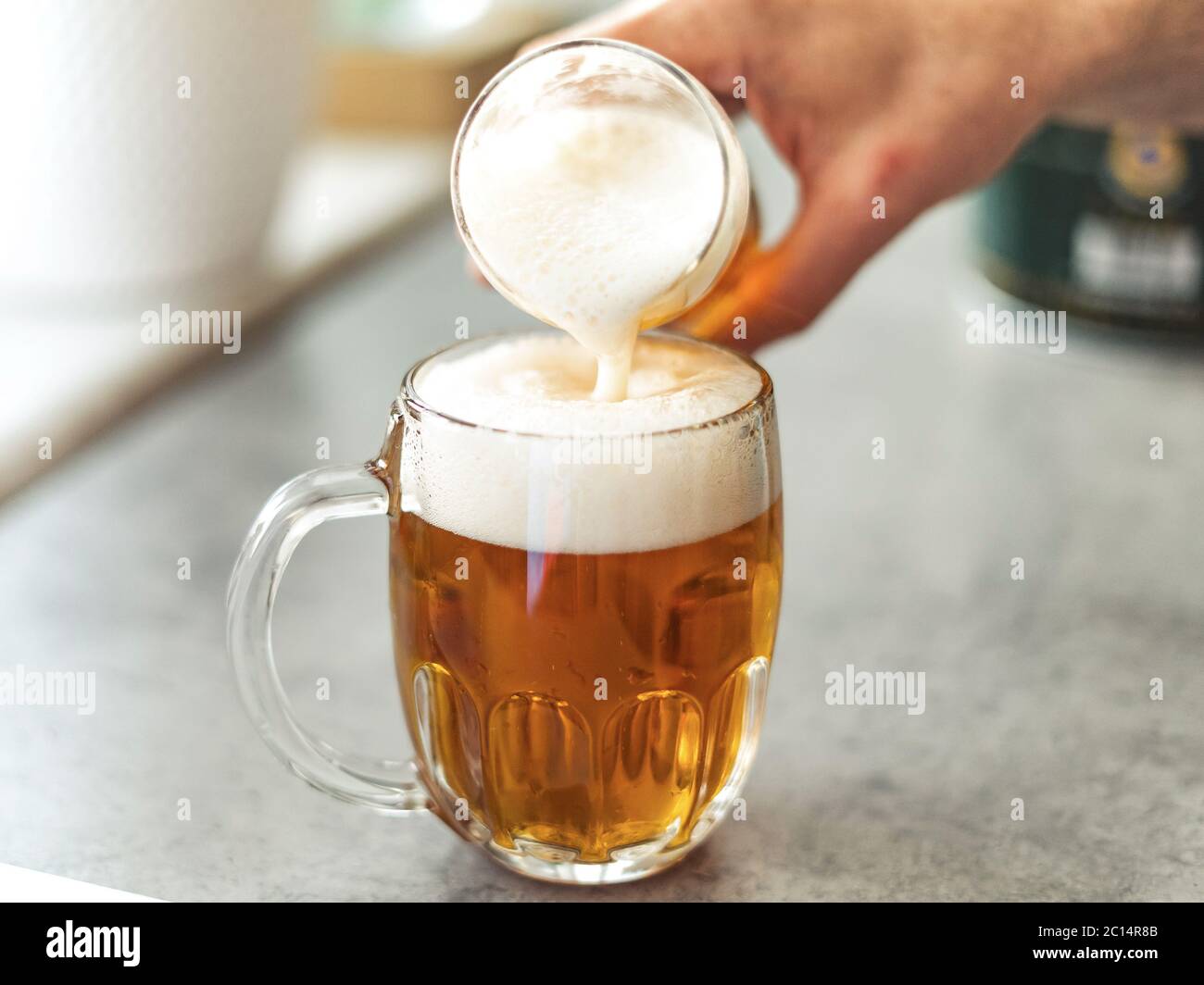 Vaso de cerveza casera en la mesa. Cerveza durante la cuarentena. Detenga el Coronavirus Foto de stock