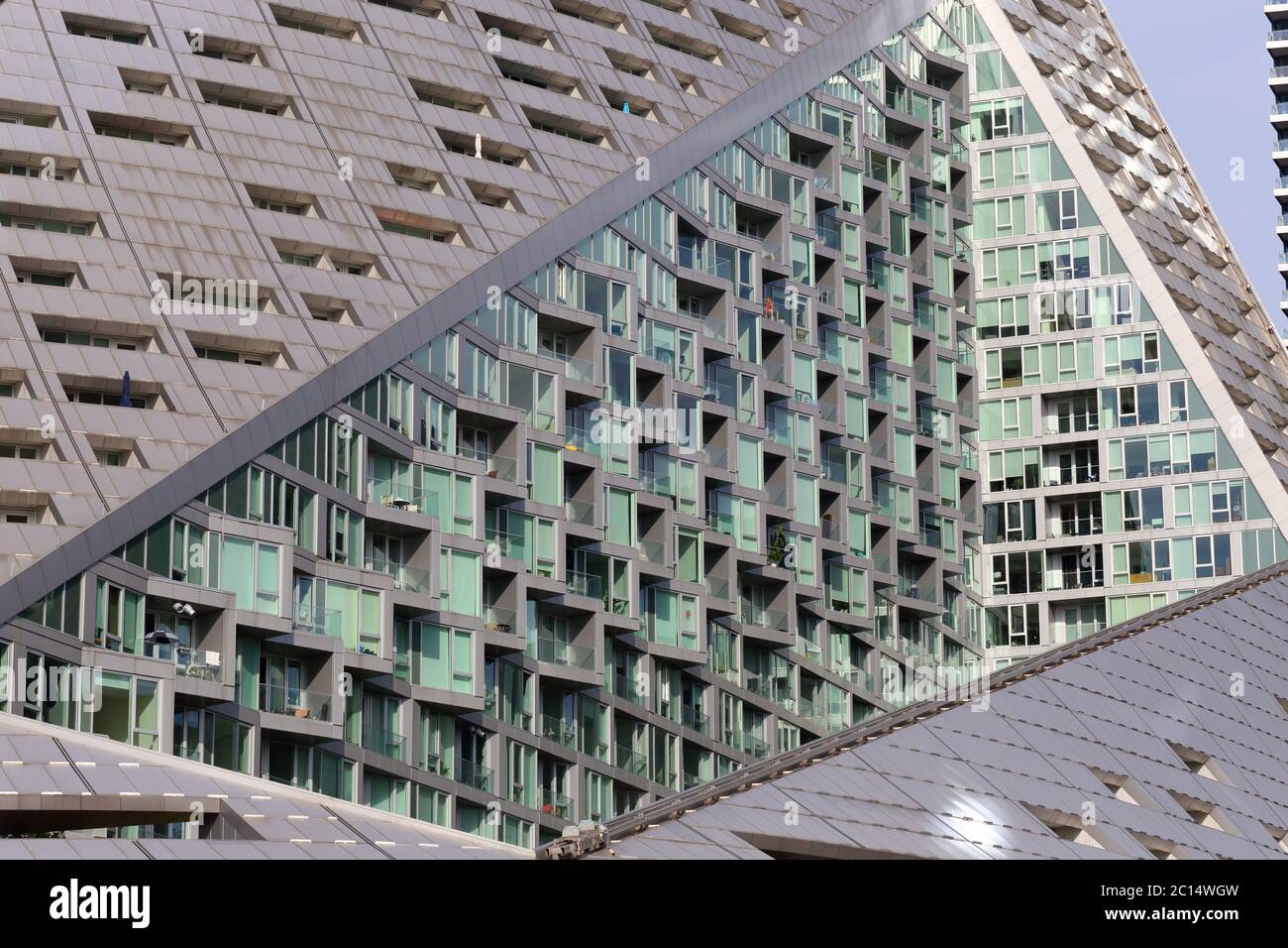 Detalle de patio de VIA 57 West apartment building en el lado oeste de Manhattan, 625 West 57th St, New York, NY. Foto de stock