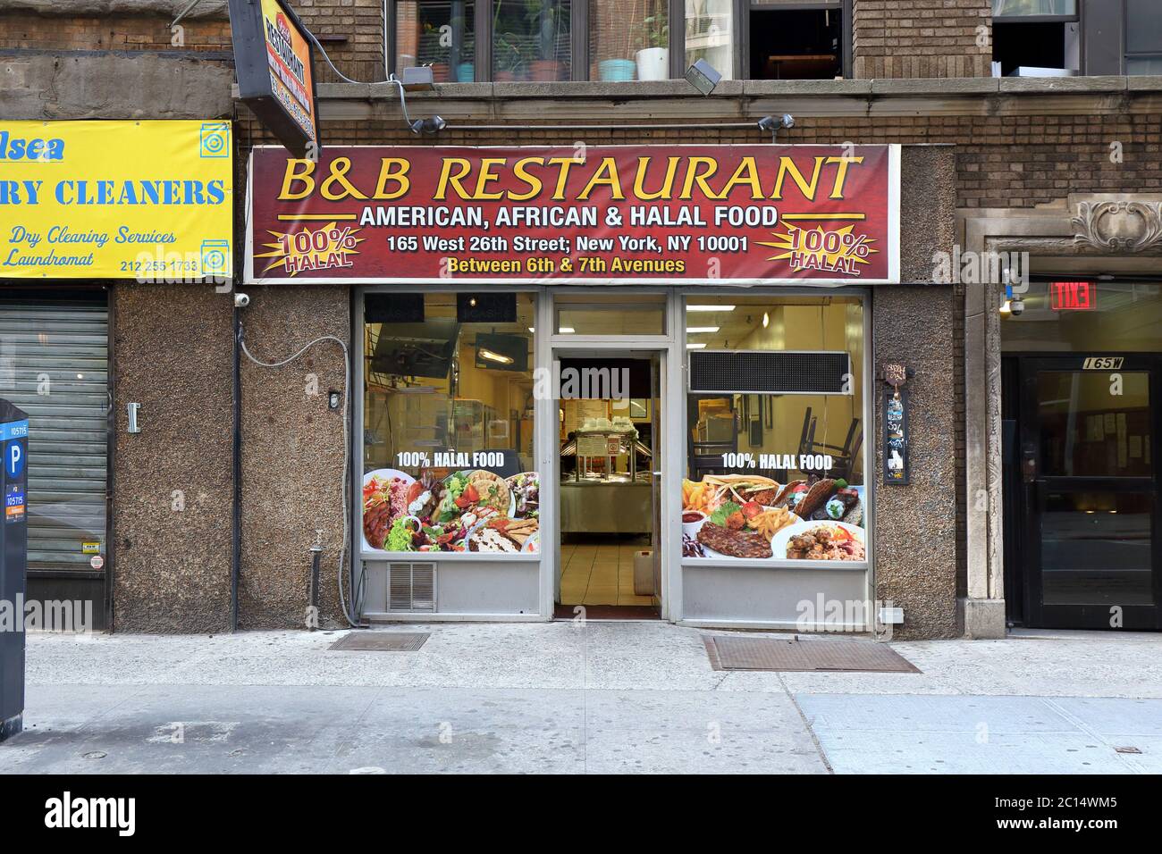 B & B Restaurante, 165 W 26th St, Nueva York, Nueva York, Nueva York, foto del escaparate de un Halal, África Occidental, restaurante de mesa tipo bufé en el barrio Chelsea de Manhattan Foto de stock