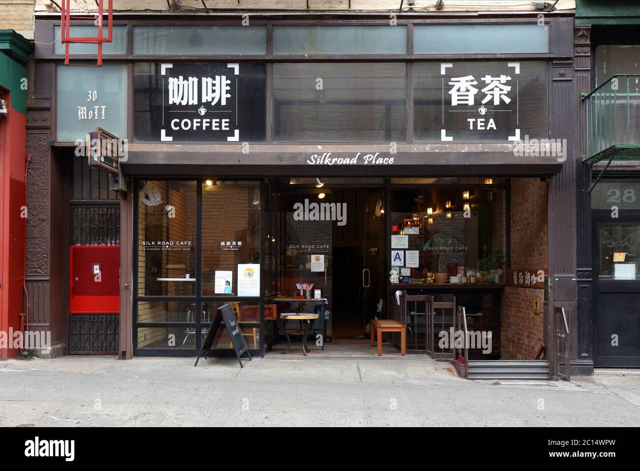 Silk Road Cafe, 30 Mott St, Nueva York, NY. Escaparate exterior de un café y té en Manhattan Chinatown. Foto de stock