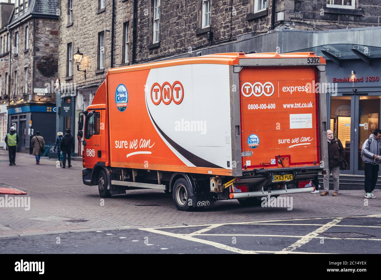 TNT Express Truck en el distrito de New Town de Edimburgo, la capital de Escocia, parte del Reino Unido Foto de stock