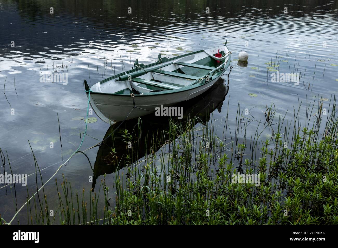 Blanco de madera en barco en un lago Foto de stock