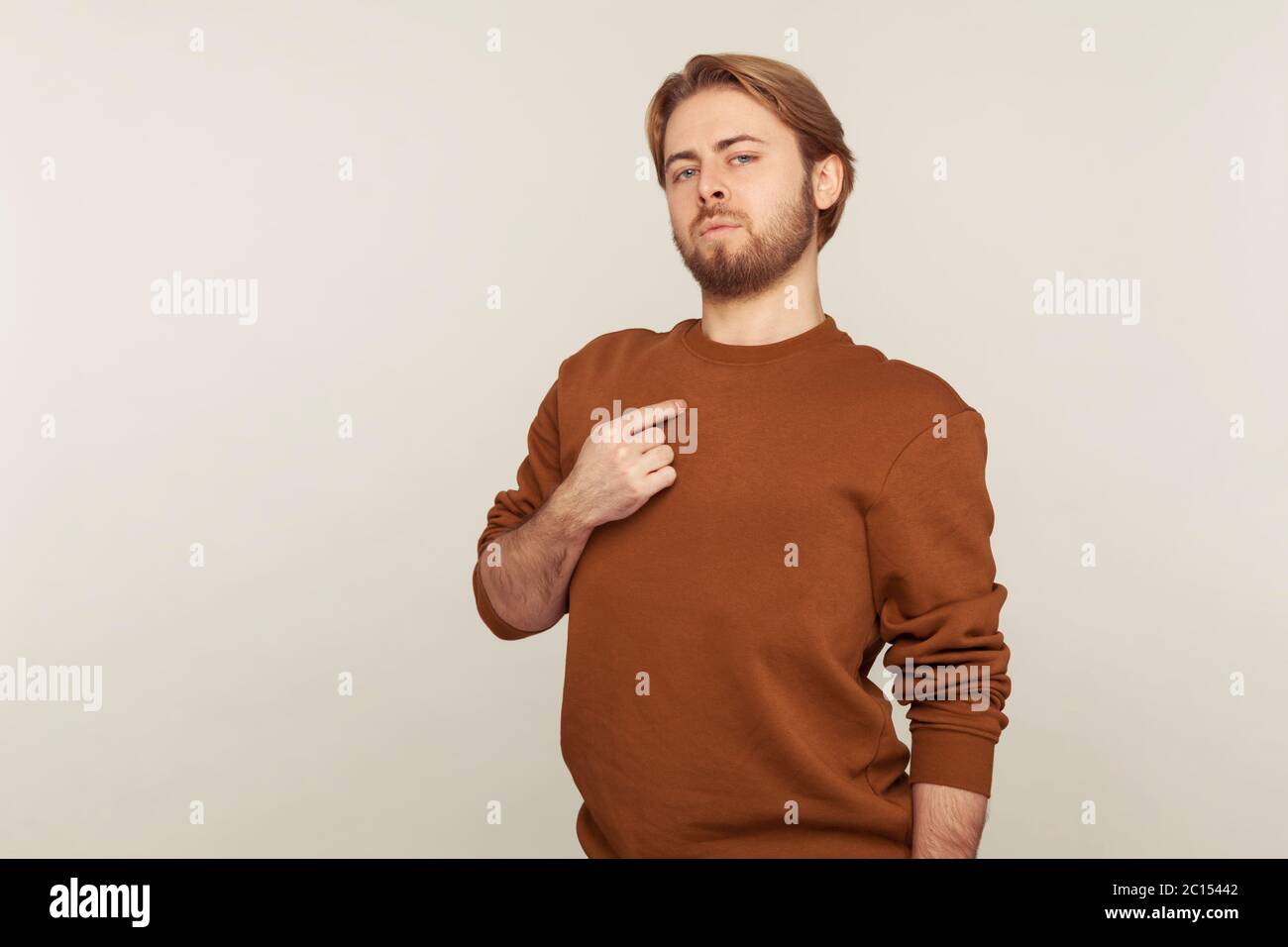 esto es yo! Retrato de egoísta arrogante hombre egoísta con barba en  sudadera señalando a sí mismo, jactándose de éxito, sintiéndose orgulloso y  su Fotografía de stock - Alamy