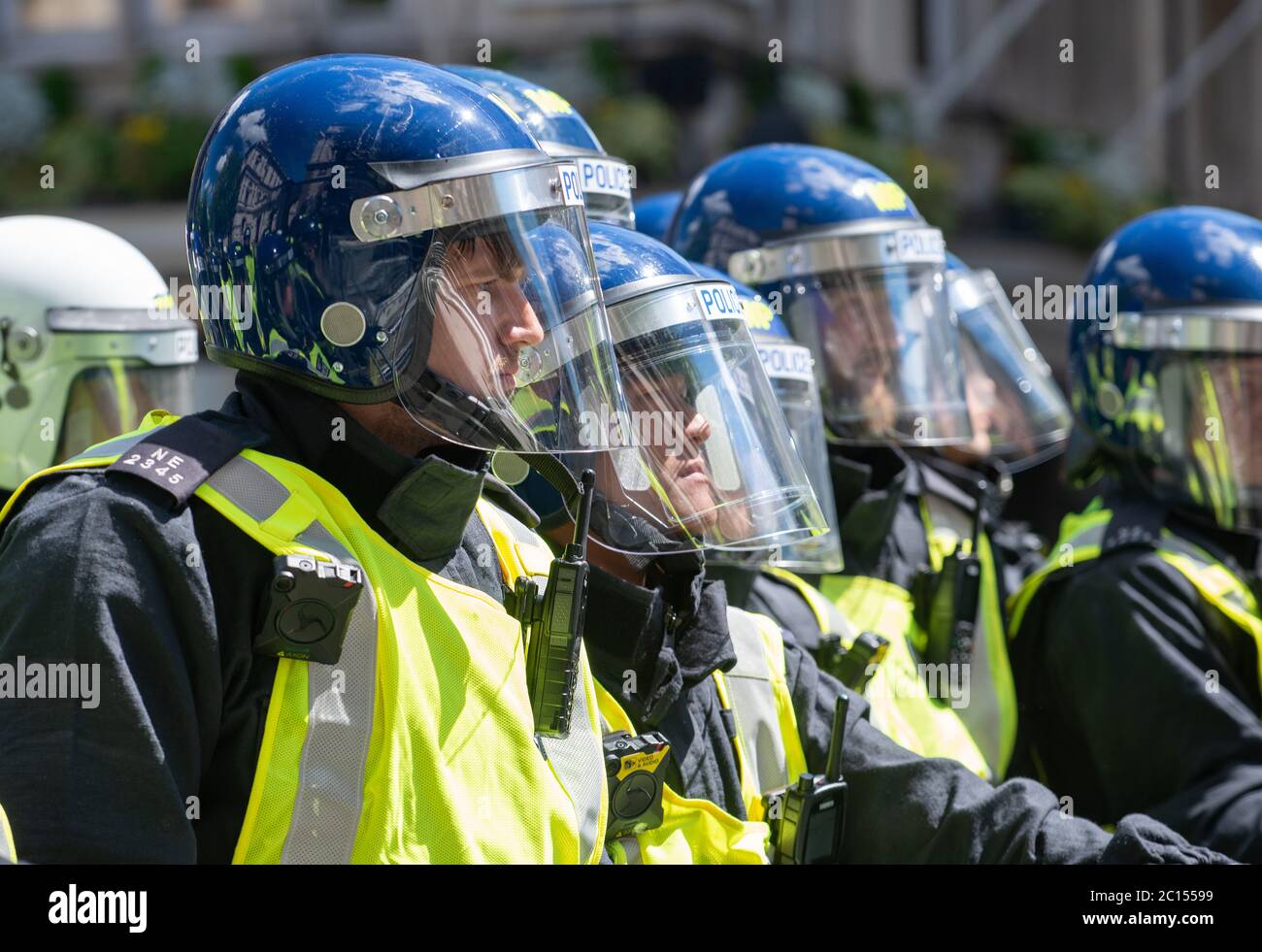 La policía antidisturbios en Whitehall tras las barreras, impidiendo que los partidarios de la primera extrema derecha de Gran Bretaña se enfrenten con vidas negras importan a los manifestantes antirracistas. Foto de stock