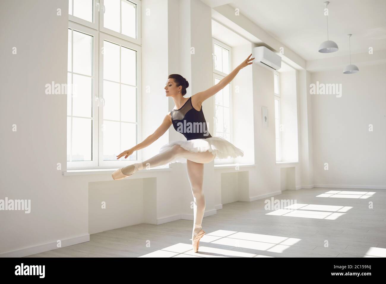 Niñas bailando ballet en el estudio jóvenes bailarinas estirándose antes de  la actuación de danza clásica