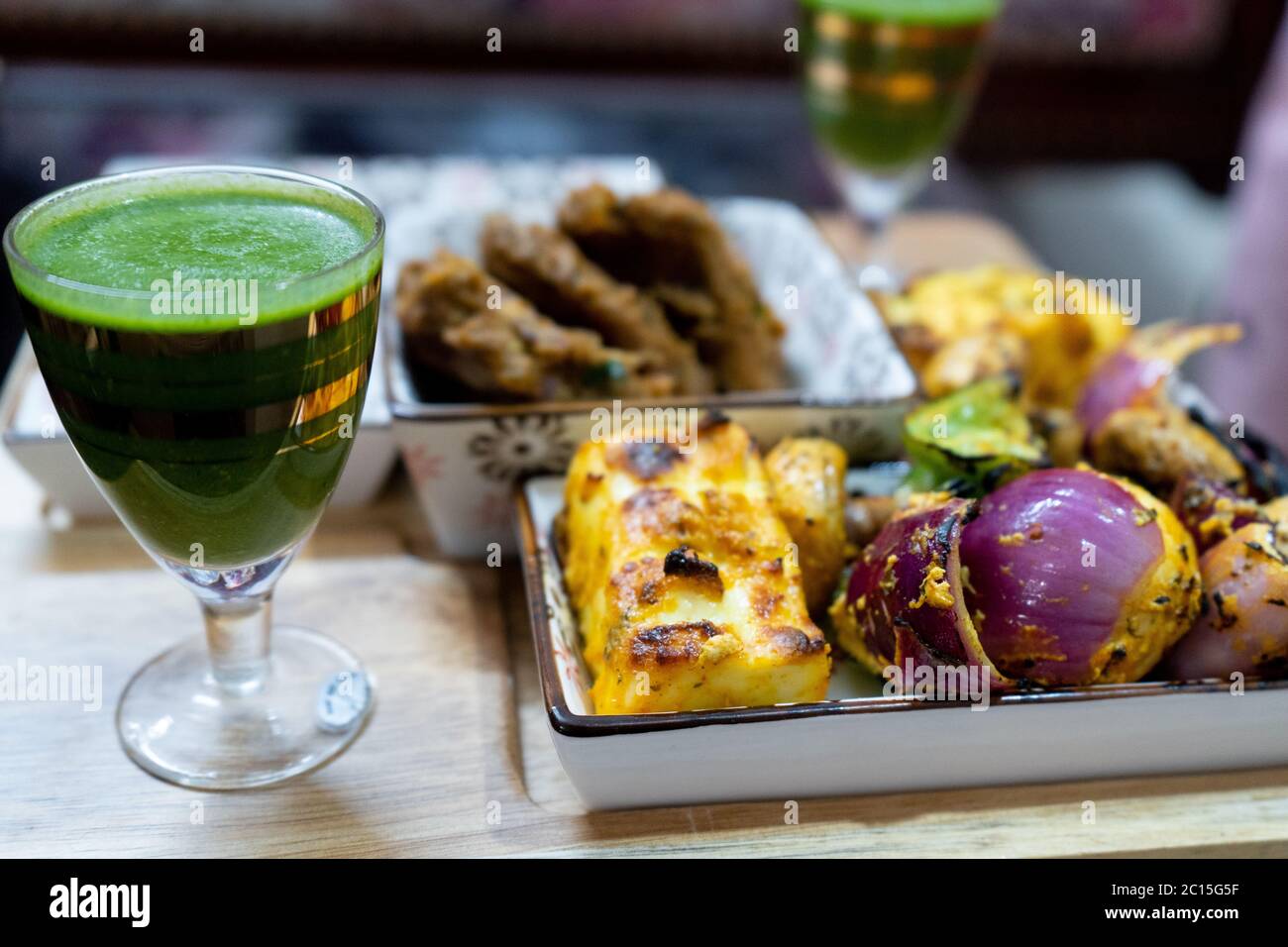 un tiro de pollo delicioso palitos de tambor piernas, lollypop, patties de  carnero, queso cottage, chutney de menta en vasos para una comida de  barbacoa punjabi norte de la india Fotografía de